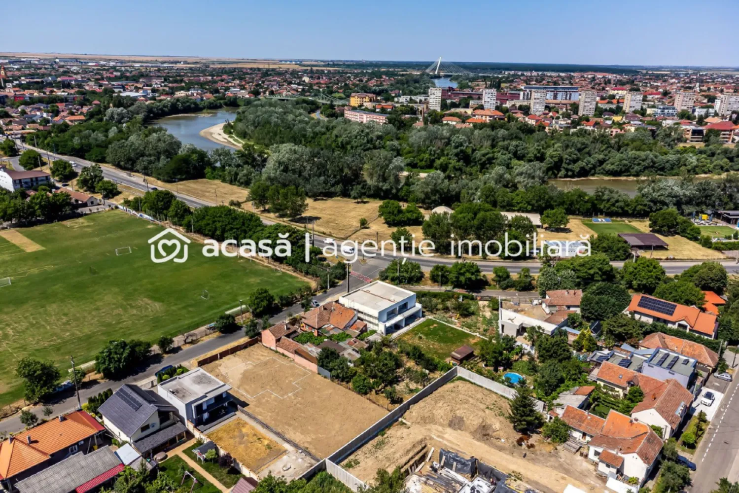 Vila finisata in subcetate, proprietate premium Comision 0% - Comision 0%
Vă propunem spre vânzare o vilă individuală situată într-o zonă liniștită și selectă din Subcetate, ideală pentru o familie care își dorește spațiu, funcționalitate și confort. Suprafață teren: 500 mp 

Parter:Living spațios, cu acces direct la terasa de 25 mp, Bucătărie, Dormitor, baie, cămară, debara, hol generos și spațiu tehnic

Etaj: 3 dormitoare, inclusiv:

Dormitor matrimonial cu baie proprie, dressing și logie

Dressing suplimentar pentru celelalte dormitoare

Baie secundară și hol

Dotări tehnice și finisaje:
Pereți individuali, Termoizolație exterioară de 150 mm – eficiență energetică sporită, Încălzire în pardoseală – confort termic optim, Ferestre Salamander cu 3 foi de sticlă, profil antracit/alb – izolare fonică și termică de top
Casa se preda finalizata mai putin mobilierul si electrocasnice. 
Incalzire prin centrala proprie pe gaz

📞 Pentru detalii și programarea unei vizionări:
Blaga Flavius – 0754467525 Consultant imobiliar acreditat APAIR (Asociația Profesională a Agenților Imobiliari din România)

Nu dispui de toată suma? Te ajutăm noi gratuit! Îți obținem oferte de la 16 bănci.
Ai o proprietate de vânzare în Arad și vrei să știi cât valorează cu adevărat?

Birou: ACASĂ | Agenție imobiliară Arad
Adresă: Bulevardul Decebal 2, Arad 310133