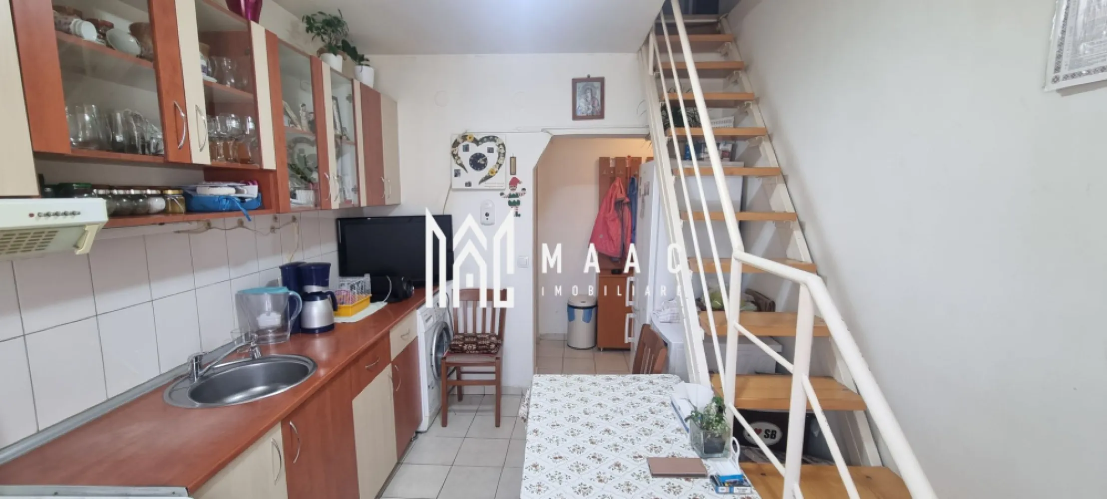 Apartament 2 etaje I 3 camere I 68 mpu I 2011 I Ștrand II - Oferim spre vânzare un apartament funcțional, situat într-o zonă liniștită și accesibilă. Caracteristici: Nivelul 1: hol, living, bucătărie separată, baie. Nivelul 2: două dormitoare cu ferestre Velux. Detalii constructive și dotări: Mansardă construită în 2011, din cărămidă, cu acoperiș din lemn, Izolație exterioară și pod izolat cu vată minerală de 10 cm, Scări interioare metalice cu trepte din lemn masiv, Centrală termică și calorifere, Mobilat și utilat (fără televizoare). 🏡 Disponibil pentru achiziție prin credit bancar sau surse proprii. 📍 Cartier Ștrand II – un spațiu confortabil, potrivit pentru un stil de viață modern. Contactează MAAC Imobiliare pentru detalii și programarea unei vizionări, specificând ID CP2506297! 📞 }}