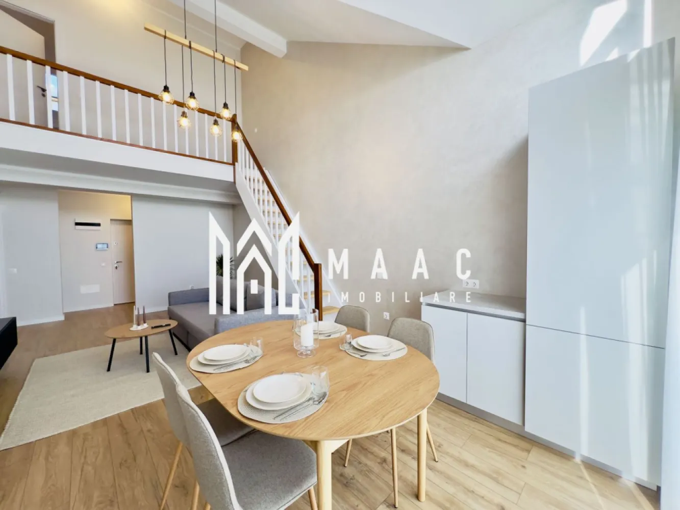 Apartament de lux 3 camere I 107 mp utili I 2 Bai - Descriere: MAAC Imobiliare propune spre vânzare un apartament cu 3 camere, pe 2 nivele, complet mobilat și utilat, situat într-un ansamblul rezidențial minunat, în zona de Vest a orașului Sibiu. Locuința este intabulată și disponibilă imediat. Tot ce trebuie să faci este să îți aduci hainele și să te bucuri de confortul acestei proprietăți. Suprafață utilă: 107.20 mp Logie: 18.46 mp cu sticlă securizată și sistem de captare a apelor Etaj: 2 din 2 Compartimentare și dotări: Living generos cu înălțime de 5.6 m Bucătărie complet echipată: mașină de spălat rufe și vase, frigider, aragaz cu plită Două băi Dormitoare spațioase și luminoase Jaluzele electrice Încălzire în pardoseală pe ambele nivele Orientare sudică cu vedere panoramică spre munți Loc de parcare inclus Finisaje și construcție: Izolație cu vată bazaltică Granit pe casa scării Logie închisă cu sticlă securizată Avantaje ansamblu: 45% din teren este destinat spațiilor verzi Fațade finisate cu larice siberian și piatră naturală Locuri de joacă amenajate în cadrul complexului Acces facil spre oraș, fără ambuteiaje Patru căi de acces Locuința poate fi achiziționată și prin credit bancar. Pentru mai multe detalii precizati telefonic ca ati vazut anuntul ID: CP2507198 }}
