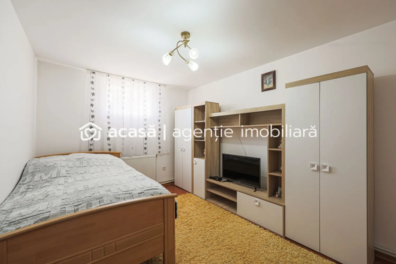 Preț redus! Casă în localitatea Turnu - Dacă îți dorești să te muți la casă și curte, această casă din Turnu, aflată la numai 17 minute de Arad, este alegerea potrivită pentru tine și familia ta.

✨ Caracteristici principale:

- 4 camere + bucătărie
- 2 băi 
cămară pentru alimente & cameră tehnică
garaj mare în curte
suprafață teren: 600 mp cu front stradal de 16 m

🔧 Îmbunătățiri și dotări:

izolație exterioară – eficiență termică ridicată
instalație electrică refăcută
geamuri PVC
aer condiționat
încălzire cu centrală proprie pe lemne

🏠 Casa este renovată și gata să devină un cămin primitor pentru noii proprietari.

📞 Pentru detalii și vizionări: 0742 267 773
👩‍💼 Contact: Andreea Szuchanszki – consultant imobiliar

Nu dispui de toată suma? Te ajutăm noi gratuit! Îți obținem oferte de la 16 bănci.

Ai o proprietate de vânzare în Arad și vrei să știi cât valorează cu adevărat?
Sună-mă pentru o evaluare gratuită, fără obligații.

Birou: ACASĂ | Agenție imobiliară Arad
Bulevardul Decebal 2, Arad 310133