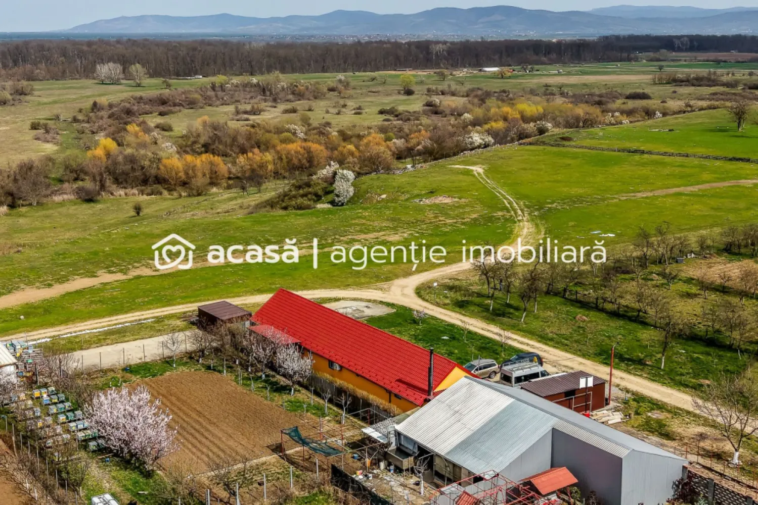 Casă modernă (2021) – Priveliște panoramică spre Lunca Mureșului - Cauți echilibrul perfect între confortul unei construcții noi și liniștea deplină a naturii? Această proprietate deosebită, situată la limita Rezervației Naturale Lunca Mureșului, reprezintă o oportunitate rară pe piața imobiliară din proximitatea Aradului.

Amplasată strategic la capătul străzii, casa oferă un grad maxim de intimitate, fiind ferită de trafic și zgomot, având ca „vecin” direct doar peisajul superb al luncii.

Construită în 2021, locuința este dispusă pe un singur nivel (parter), oferind o accesibilitate excelentă și un flux interior optimizat:
Suprafață: 3 camere decomandate, spațioase și luminoase.
Sistem de încălzire în pardoseală pentru o distribuție uniformă a căldurii și costuri optimizate.
Performanță energetică ridicată datorită izolației interioare și exterioare de calitate.
Finisaje moderne, gata pentru mutare imediată.

De ce să alegi această proprietate?
Locație de vis: trezește-te în fiecare dimineață cu o priveliște spectaculoasă pe care nicio altă zonă rezidențială aglomerată nu o poate oferi.
Fiind ultima casă de pe stradă, beneficiezi de un regim de înălțime mic în zonă și zero vecini în dreptul vederii principale.
Tehnologia construcției din 2021 asigură un ambient plăcut atât vara, cât și iarna, cu un consum minim de energie.
Aceasta nu este doar o casă, ci un stil de viață pentru o familie care prețuiește natura fără a renunța la facilitățile moderne.

📍 Locație: Frumușeni
📞 Contact: 
Sebastian Nica – 0722252639

Nu dispui de toată suma? Te ajutăm noi gratuit! Îți obținem oferte de la 16 bănci.

Ai o proprietate de vânzare în Arad și vrei să știi cât valorează cu adevărat?
Sună-mă pentru o evaluare gratuită, fără obligații.

Birou: ACASĂ | Agenție imobiliară Arad
Bulevardul Decebal 2, Arad 310133