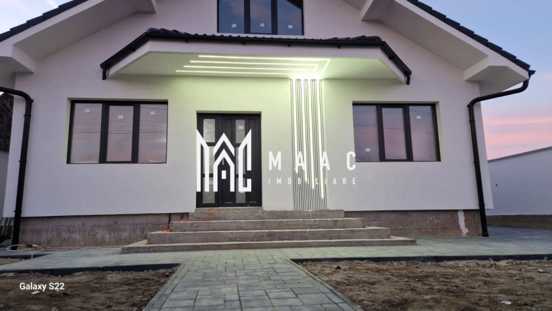 Casa Individuala | 82 Mp | Preda la Cheie | Cristian - MAAC Imobiliare vă propune spre vânzare o casă de 82 mp utili, aflată în faza de construcție, concepută pentru a deveni un cămin modern și confortabil, potrivit pentru o familie sau pentru cei care își doresc o locuință eficient compartimentată într-o zonă liniștită. Proiectul îmbină designul contemporan cu funcționalitatea, oferind posibilitatea personalizării anumitor detalii înainte de finalizare.

Locuința are o suprafață utilă de 82 mp și este configurată pentru a asigura un echilibru optim între zona de zi și zona de noapte, cu spații bine proporționate și luminoase.

Compartimentare:
-2 dormitoare spațioase
-Living generos, conceput ca spațiu central al casei
-Bucătărie modernă, cu posibilitate de personalizare
-Baie spațioasă, prevăzută cu obiecte sanitare de calitate

Casa este situată într-o zonă liniștită, potrivită pentru viață de familie sau pentru utilizare ca locuință de vacanță. Fiind în construcție, proprietatea oferă oportunitatea de a influența anumite aspecte de design și finisaj, astfel încât viitorul proprietar să își creeze un spațiu adaptat propriilor preferințe.

Această proprietate reprezintă o investiție atractivă pentru cei care caută o casă nouă, cu design modern și posibilitate de personalizare, realizată conform standardelor actuale de calitate.

Pentru mai multe detalii precizați telefonic că ați văzut anunțul cu CP2104365.