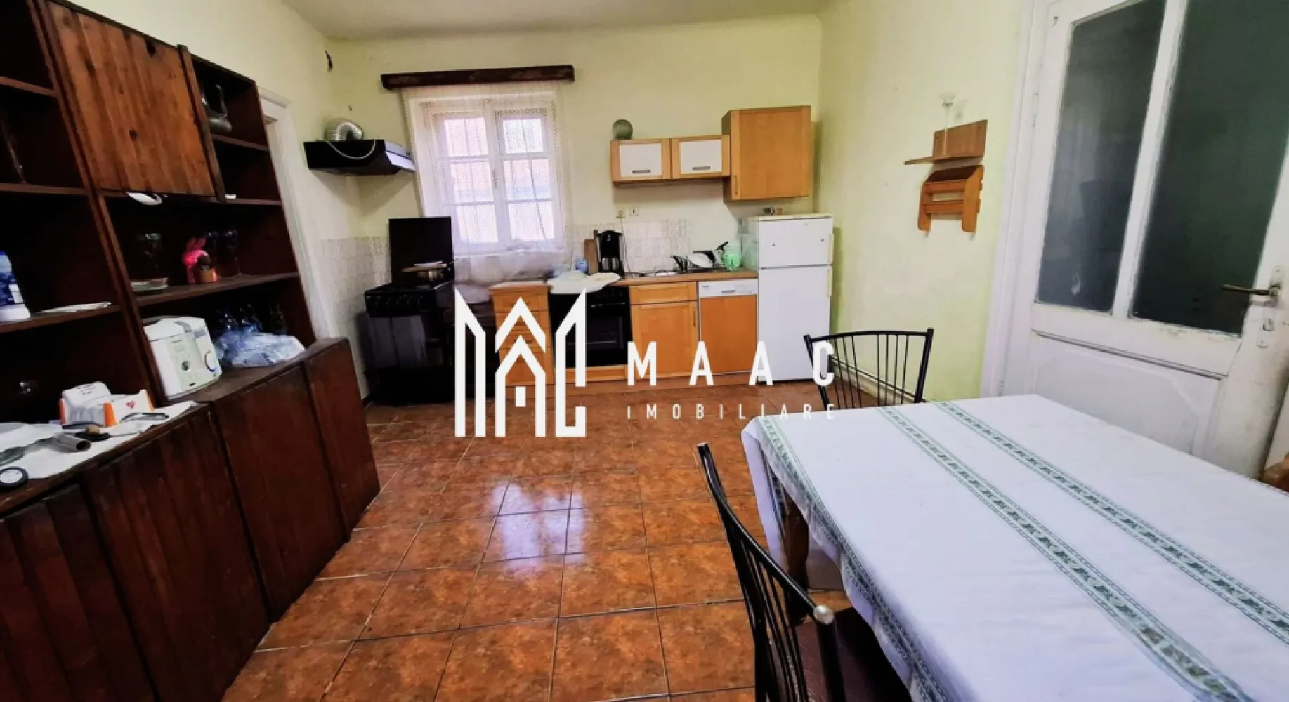 Casa cu 5 camere | 308 mp teren | Cisnadie - MAAC Imobiliare vă propune spre vânzare o casă spațioasă situată în Cisnădie, amplasată într-o curte comună cu încă o proprietate, oferind o compartimentare versatilă, potrivită atât pentru locuire multifamilială, cât și pentru investiție.

Imobilul este structurat pe două niveluri și este împărțit în două apartamente cu intrări separate, asigurând independență și funcționalitate:
-Apartamentul 1 (aprox. 168 mp): 3 camere spațioase, bucătărie, 2 băi, hol, cămară, antreu, plus pivniță aferentă de 72 mp
-Apartamentul 2 (aprox. 60 mp): 2 camere și baie
-garaj cu suprafață de 17,8 mp

Proprietatea necesită renovare și modernizare, oferind posibilitatea de amenajare după propriile preferințe sau de valorificare investițională.

Se vinde mobilată și utilată.

Datorită compartimentării în două unități locative distincte, imobilul este potrivit atât pentru două familii, cât și pentru utilizare mixtă sau închiriere.

Pentru mai multe detalii, vă rugăm să menționați telefonic că ați văzut anunțul cu CP2065203