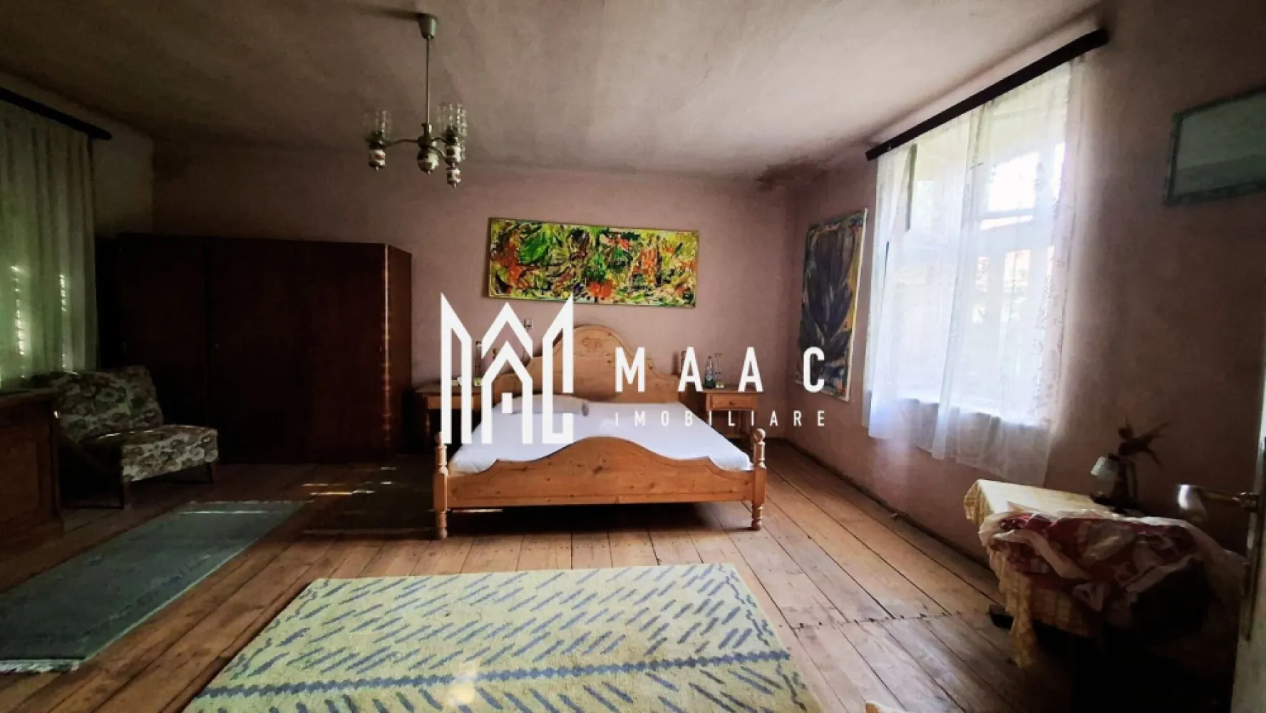 Casa cu 5 camere | 308 mp teren | Cisnadie - MAAC Imobiliare vă propune spre vânzare o casă spațioasă situată în Cisnădie, amplasată într-o curte comună cu încă o proprietate, oferind o compartimentare versatilă, potrivită atât pentru locuire multifamilială, cât și pentru investiție.

Imobilul este structurat pe două niveluri și este împărțit în două apartamente cu intrări separate, asigurând independență și funcționalitate:
-Apartamentul 1 (aprox. 168 mp): 3 camere spațioase, bucătărie, 2 băi, hol, cămară, antreu, plus pivniță aferentă de 72 mp
-Apartamentul 2 (aprox. 60 mp): 2 camere și baie
-garaj cu suprafață de 17,8 mp

Proprietatea necesită renovare și modernizare, oferind posibilitatea de amenajare după propriile preferințe sau de valorificare investițională.

Se vinde mobilată și utilată.

Datorită compartimentării în două unități locative distincte, imobilul este potrivit atât pentru două familii, cât și pentru utilizare mixtă sau închiriere.

Pentru mai multe detalii, vă rugăm să menționați telefonic că ați văzut anunțul cu CP2065203
