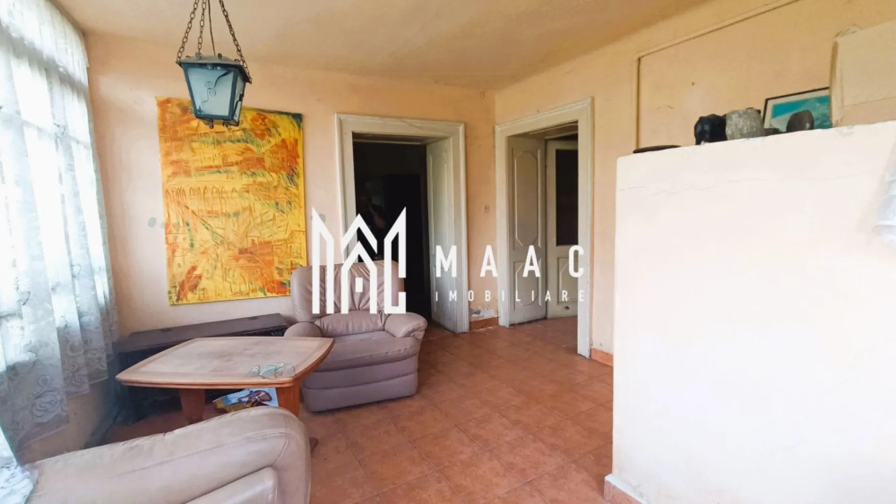 Casa cu 5 camere | 308 mp teren | Cisnadie - MAAC Imobiliare vă propune spre vânzare o casă spațioasă situată în Cisnădie, amplasată într-o curte comună cu încă o proprietate, oferind o compartimentare versatilă, potrivită atât pentru locuire multifamilială, cât și pentru investiție.

Imobilul este structurat pe două niveluri și este împărțit în două apartamente cu intrări separate, asigurând independență și funcționalitate:
-Apartamentul 1 (aprox. 168 mp): 3 camere spațioase, bucătărie, 2 băi, hol, cămară, antreu, plus pivniță aferentă de 72 mp
-Apartamentul 2 (aprox. 60 mp): 2 camere și baie
-garaj cu suprafață de 17,8 mp

Proprietatea necesită renovare și modernizare, oferind posibilitatea de amenajare după propriile preferințe sau de valorificare investițională.

Se vinde mobilată și utilată.

Datorită compartimentării în două unități locative distincte, imobilul este potrivit atât pentru două familii, cât și pentru utilizare mixtă sau închiriere.

Pentru mai multe detalii, vă rugăm să menționați telefonic că ați văzut anunțul cu CP2065203