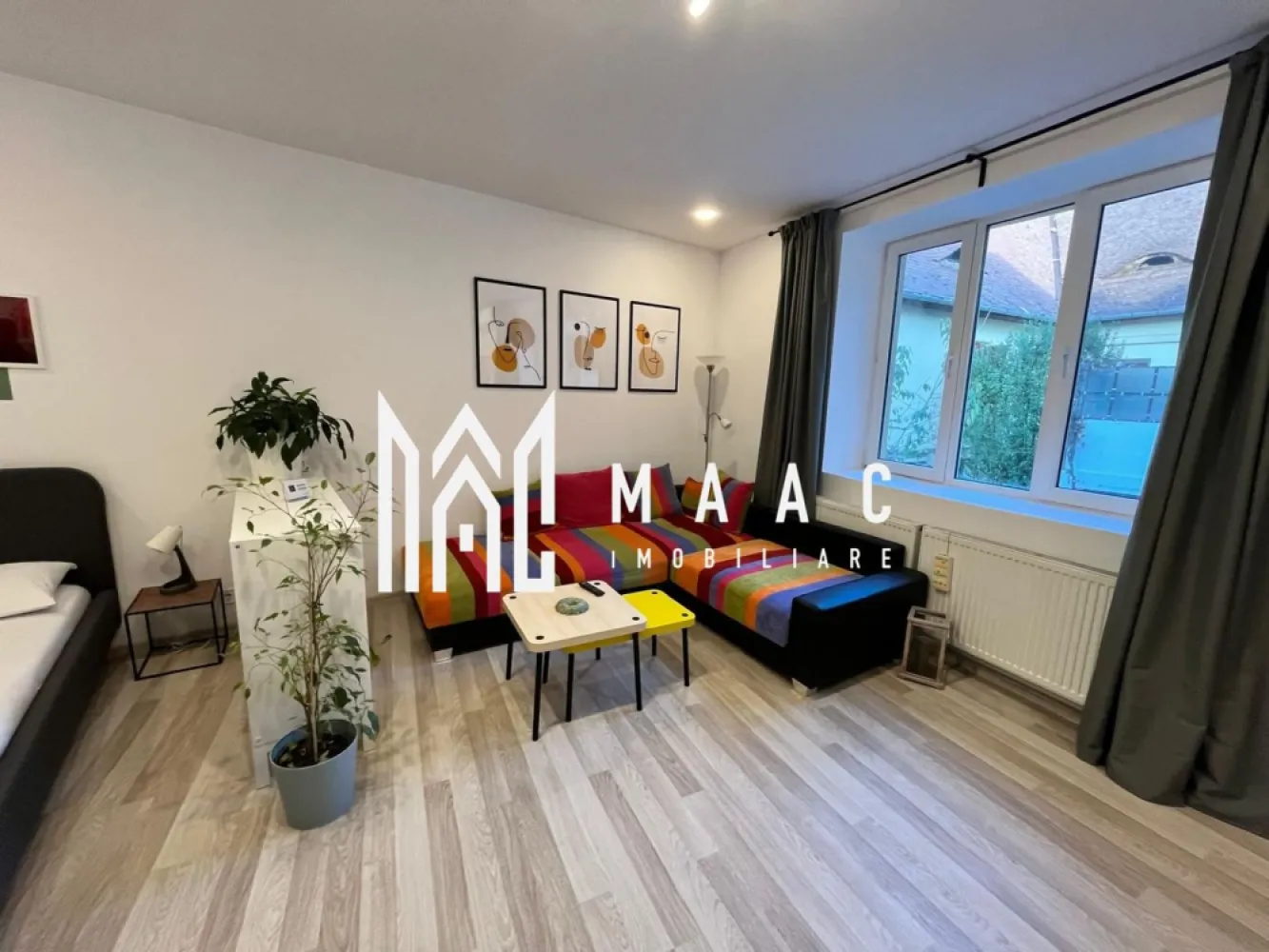 Apartament o camera | 44 mpu | Centrala - Se oferă spre vânzare un apartament decomandat cu suprafața utilă de 44 mpu, situat în zona ultracentrală a Sibiului, în apropiere de centrul istoric, lângă Podul Minciunilor, Piața Mică și Tribunalul Sibiu. Acest apartament confort 1, poziționat la etajul 1 al imobilului, este perfect atât pentru locuit, cât și pentru a fi utilizat ca birou.

Caracteristici principale:

Suprafață utilă: 44 mp
Tip apartament: Decomandat
Etaj: 1
Locație: Zona ultracentrală a Sibiului, lângă Podul Minciunilor, Piața Mică și Tribunalul Sibiu
Componență:

Bucătărie: Mobilată la comandă, echipată cu combină frigorifică, cuptor, plită, hotă
Cameră: Spațioasă și luminoasă
Grup sanitar: Cu cabină de duș și sistem de ventilație
Finisaje și dotări:

Geamuri: Termopan
Uși: PVC la exterior și lemn pe interior
Pereți: Vopsea lavabilă
Pardoseli: Gresie, faianță, parchet laminat
Încălzire: Centrală termică cu sistem pe distribuitoare, calorifere și termostat wireless
Altele: Interfon, izolat la exterior, acoperiș din țiglă schimbat
Spații suplimentare:

Cămară: Aflată lângă intrarea apartamentului
Pivniță: Disponibilă pentru depozitare
Pod: 50% din pod este inclus în proprietate
Curte: Cota parte din curte
Imobilul nu este monument istoric, oferind astfel flexibilitate în amenajare și utilizare.

Pentru mai multe informații și pentru a programa o vizionare, vă rugăm să ne contactați

Pentru mai multe informații sau pentru a programa o vizionare, nu ezitați să ne contactați, specificand ID CP2064269