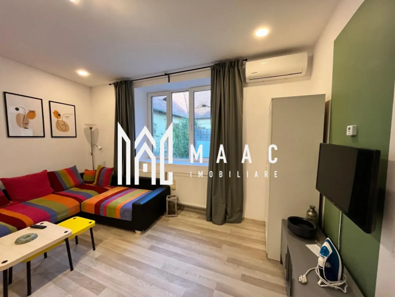 Apartament o camera | 44 mpu | Centrala - Se oferă spre vânzare un apartament decomandat cu suprafața utilă de 44 mpu, situat în zona ultracentrală a Sibiului, în apropiere de centrul istoric, lângă Podul Minciunilor, Piața Mică și Tribunalul Sibiu. Acest apartament confort 1, poziționat la etajul 1 al imobilului, este perfect atât pentru locuit, cât și pentru a fi utilizat ca birou.

Caracteristici principale:

Suprafață utilă: 44 mp
Tip apartament: Decomandat
Etaj: 1
Locație: Zona ultracentrală a Sibiului, lângă Podul Minciunilor, Piața Mică și Tribunalul Sibiu
Componență:

Bucătărie: Mobilată la comandă, echipată cu combină frigorifică, cuptor, plită, hotă
Cameră: Spațioasă și luminoasă
Grup sanitar: Cu cabină de duș și sistem de ventilație
Finisaje și dotări:

Geamuri: Termopan
Uși: PVC la exterior și lemn pe interior
Pereți: Vopsea lavabilă
Pardoseli: Gresie, faianță, parchet laminat
Încălzire: Centrală termică cu sistem pe distribuitoare, calorifere și termostat wireless
Altele: Interfon, izolat la exterior, acoperiș din țiglă schimbat
Spații suplimentare:

Cămară: Aflată lângă intrarea apartamentului
Pivniță: Disponibilă pentru depozitare
Pod: 50% din pod este inclus în proprietate
Curte: Cota parte din curte
Imobilul nu este monument istoric, oferind astfel flexibilitate în amenajare și utilizare.

Pentru mai multe informații și pentru a programa o vizionare, vă rugăm să ne contactați

Pentru mai multe informații sau pentru a programa o vizionare, nu ezitați să ne contactați, specificand ID CP2064269