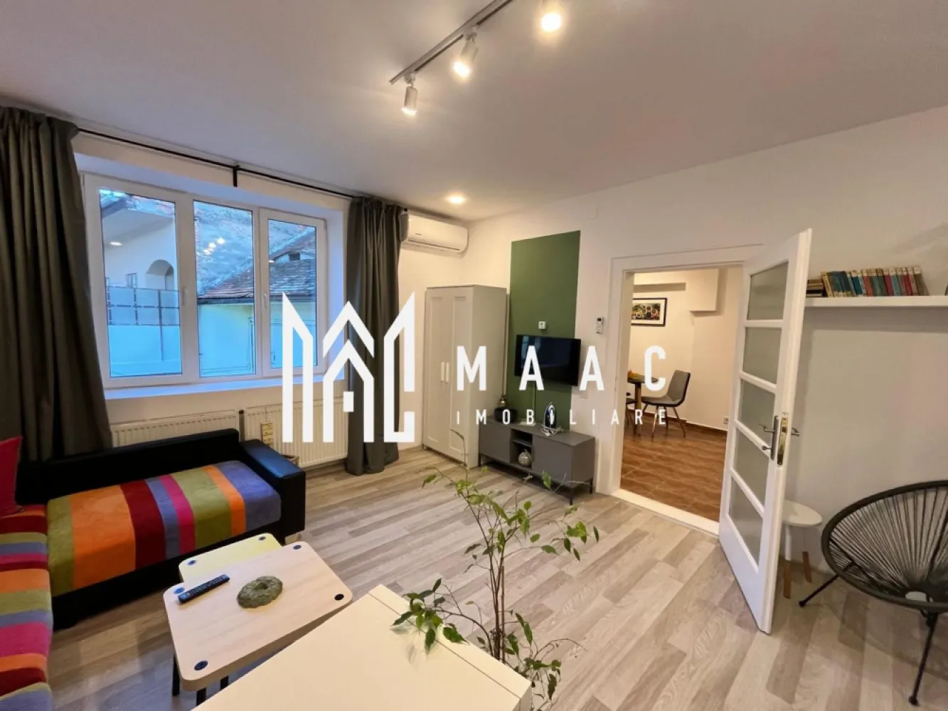 Apartament o camera | 44 mpu | Centrala - Se oferă spre vânzare un apartament decomandat cu suprafața utilă de 44 mpu, situat în zona ultracentrală a Sibiului, în apropiere de centrul istoric, lângă Podul Minciunilor, Piața Mică și Tribunalul Sibiu. Acest apartament confort 1, poziționat la etajul 1 al imobilului, este perfect atât pentru locuit, cât și pentru a fi utilizat ca birou.

Caracteristici principale:

Suprafață utilă: 44 mp
Tip apartament: Decomandat
Etaj: 1
Locație: Zona ultracentrală a Sibiului, lângă Podul Minciunilor, Piața Mică și Tribunalul Sibiu
Componență:

Bucătărie: Mobilată la comandă, echipată cu combină frigorifică, cuptor, plită, hotă
Cameră: Spațioasă și luminoasă
Grup sanitar: Cu cabină de duș și sistem de ventilație
Finisaje și dotări:

Geamuri: Termopan
Uși: PVC la exterior și lemn pe interior
Pereți: Vopsea lavabilă
Pardoseli: Gresie, faianță, parchet laminat
Încălzire: Centrală termică cu sistem pe distribuitoare, calorifere și termostat wireless
Altele: Interfon, izolat la exterior, acoperiș din țiglă schimbat
Spații suplimentare:

Cămară: Aflată lângă intrarea apartamentului
Pivniță: Disponibilă pentru depozitare
Pod: 50% din pod este inclus în proprietate
Curte: Cota parte din curte
Imobilul nu este monument istoric, oferind astfel flexibilitate în amenajare și utilizare.

Pentru mai multe informații și pentru a programa o vizionare, vă rugăm să ne contactați

Pentru mai multe informații sau pentru a programa o vizionare, nu ezitați să ne contactați, specificand ID CP2064269