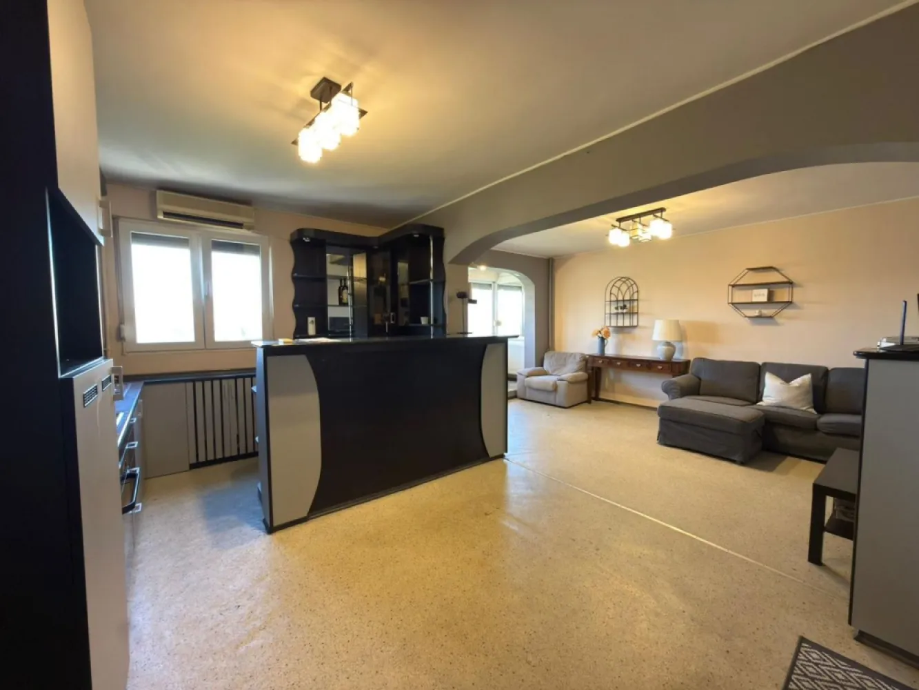 Ap 3 camere, decomandat,etaj 5 – zona Piața Rogerius.Pret 112.000 euro - Vă prezentăm spre vânzare un apartament cu 3 camere, tip AN, decomandat, situat într-o zonă foarte căutată din Oradea, în apropiere de Piața Rogerius.
Apartamentul se află la etajul 5 din 10 și se vinde mobilat și utilat, fiind potrivit atât pentru locuire imediată, cât și pentru investiție.
Compartimentarea este practică și bine gândită, oferind confort, intimitate și funcționalitate pentru întreaga familie.
Avantaje:
- 3 camere
- Tip AN
- Decomandat
- Mobilat și utilat
- Etaj 5/10
- Zonă foarte bună– Piața Rogerius
Acces rapid către mijloace de transport, magazine, piață, școli, farmacii și alte puncte de interes

Preț: 112.000 euro
Pentru mai multe detalii sau pentru programarea unei vizionări:
Sorin Gligor
0731 290 032
www.immosell.ro