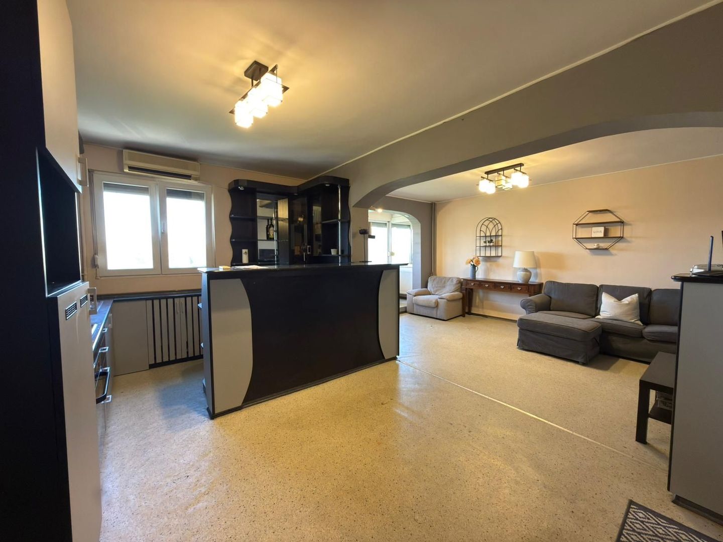 Ap 3 camere, decomandat,etaj 5 – zona Piața Rogerius.Pret 112.000 euro