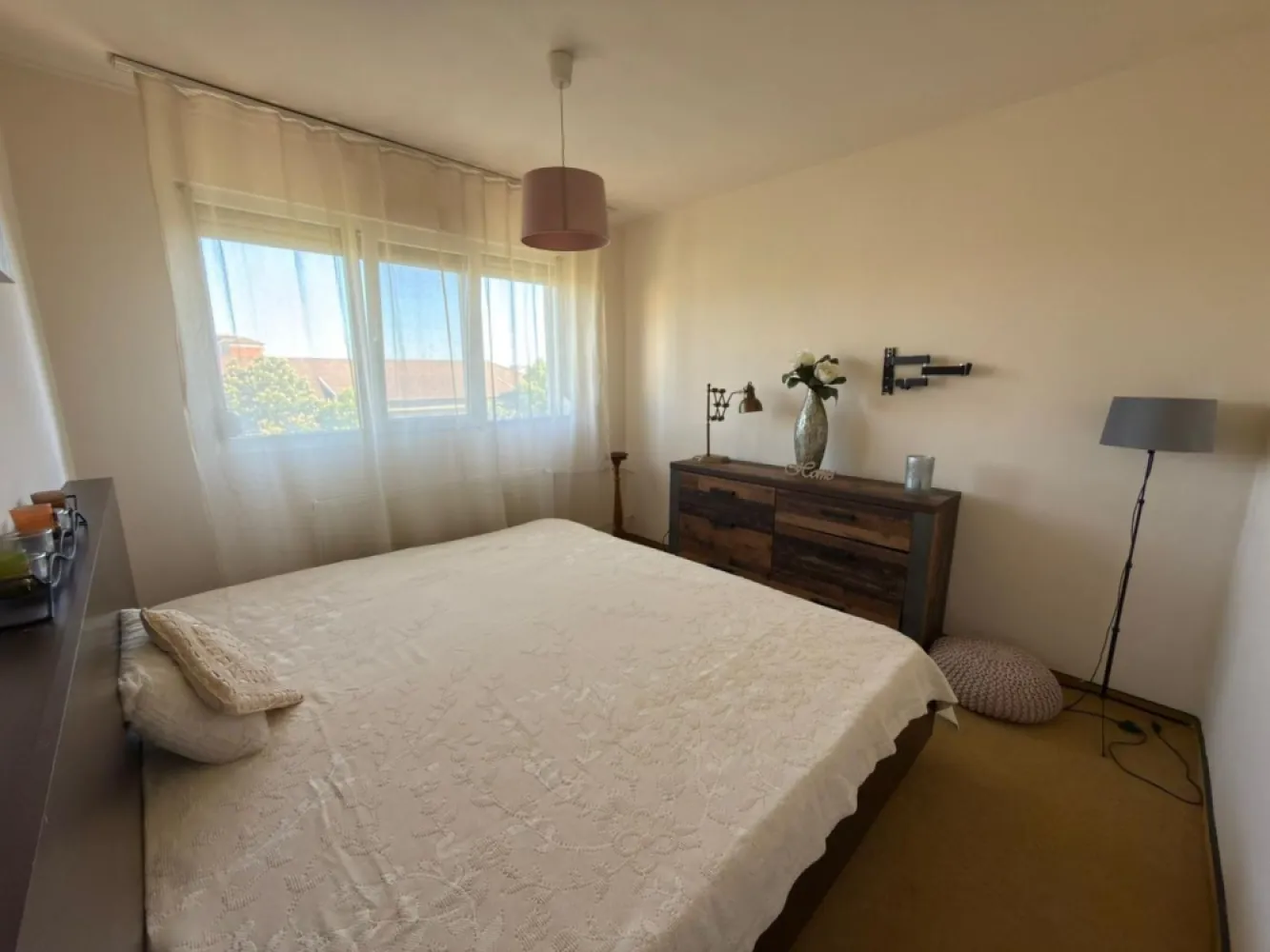 Ap 3 camere, decomandat,etaj 5 – zona Piața Rogerius.Pret 112.000 euro - Vă prezentăm spre vânzare un apartament cu 3 camere, tip AN, decomandat, situat într-o zonă foarte căutată din Oradea, în apropiere de Piața Rogerius.
Apartamentul se află la etajul 5 din 10 și se vinde mobilat și utilat, fiind potrivit atât pentru locuire imediată, cât și pentru investiție.
Compartimentarea este practică și bine gândită, oferind confort, intimitate și funcționalitate pentru întreaga familie.
Avantaje:
- 3 camere
- Tip AN
- Decomandat
- Mobilat și utilat
- Etaj 5/10
- Zonă foarte bună– Piața Rogerius
Acces rapid către mijloace de transport, magazine, piață, școli, farmacii și alte puncte de interes

Preț: 112.000 euro
Pentru mai multe detalii sau pentru programarea unei vizionări:
Sorin Gligor
0731 290 032
www.immosell.ro