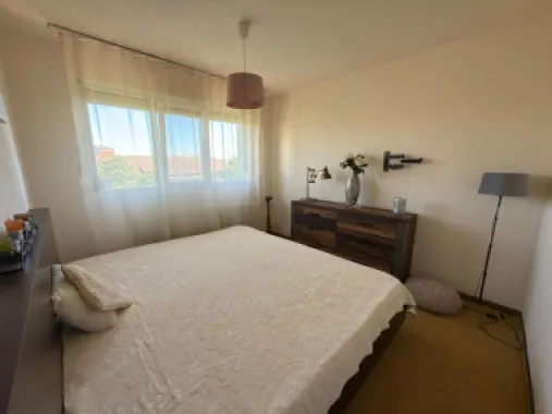 Ap 3 camere, decomandat,etaj 5 – zona Piața Rogerius.Pret 112.000 euro