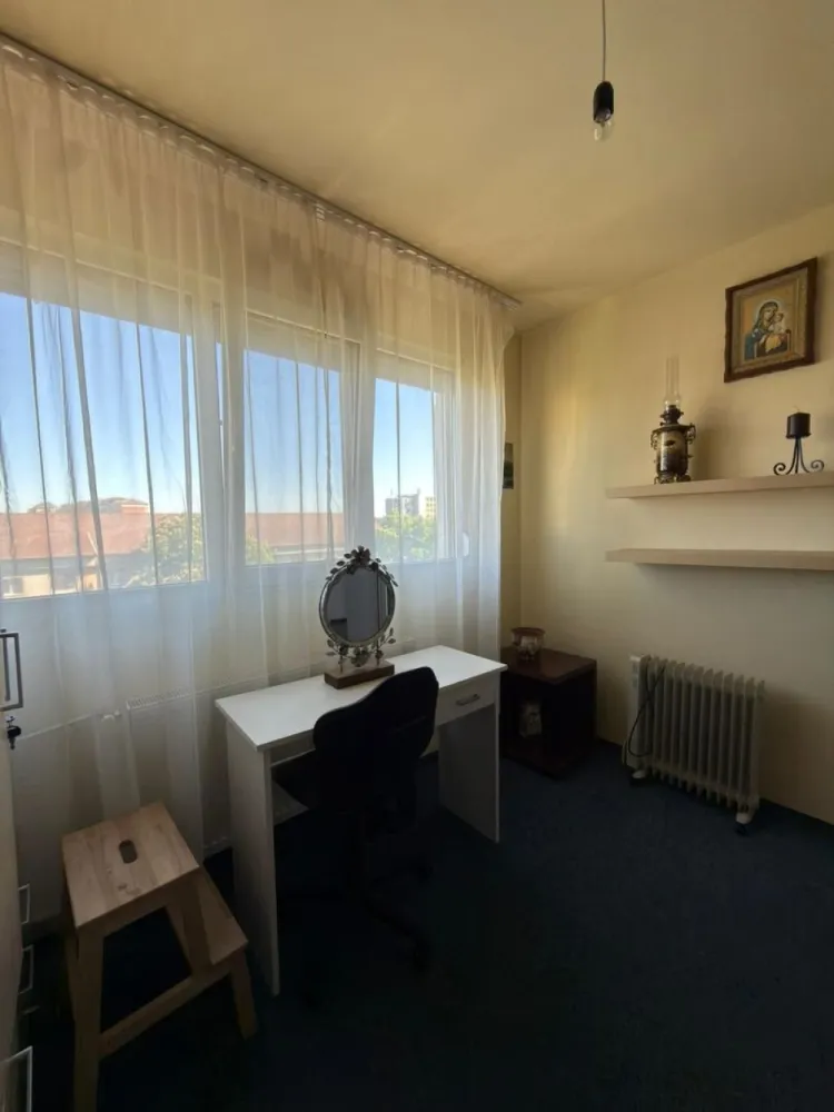 Ap 3 camere, decomandat,etaj 5 – zona Piața Rogerius.Pret 112.000 euro - Vă prezentăm spre vânzare un apartament cu 3 camere, tip AN, decomandat, situat într-o zonă foarte căutată din Oradea, în apropiere de Piața Rogerius.
Apartamentul se află la etajul 5 din 10 și se vinde mobilat și utilat, fiind potrivit atât pentru locuire imediată, cât și pentru investiție.
Compartimentarea este practică și bine gândită, oferind confort, intimitate și funcționalitate pentru întreaga familie.
Avantaje:
- 3 camere
- Tip AN
- Decomandat
- Mobilat și utilat
- Etaj 5/10
- Zonă foarte bună– Piața Rogerius
Acces rapid către mijloace de transport, magazine, piață, școli, farmacii și alte puncte de interes

Preț: 112.000 euro
Pentru mai multe detalii sau pentru programarea unei vizionări:
Sorin Gligor
0731 290 032
www.immosell.ro