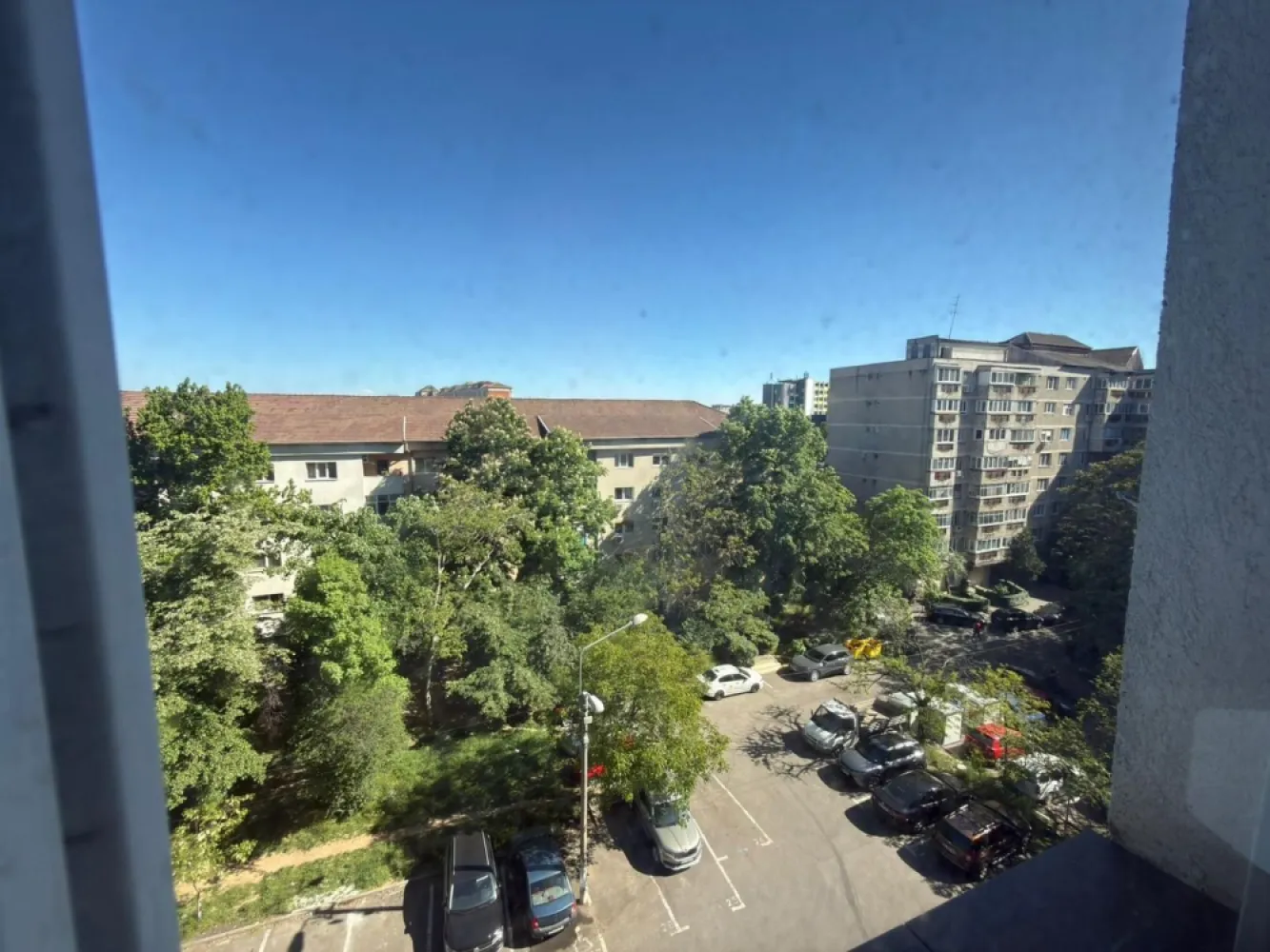 Ap 3 camere, decomandat,etaj 5 – zona Piața Rogerius.Pret 112.000 euro - Vă prezentăm spre vânzare un apartament cu 3 camere, tip AN, decomandat, situat într-o zonă foarte căutată din Oradea, în apropiere de Piața Rogerius.
Apartamentul se află la etajul 5 din 10 și se vinde mobilat și utilat, fiind potrivit atât pentru locuire imediată, cât și pentru investiție.
Compartimentarea este practică și bine gândită, oferind confort, intimitate și funcționalitate pentru întreaga familie.
Avantaje:
- 3 camere
- Tip AN
- Decomandat
- Mobilat și utilat
- Etaj 5/10
- Zonă foarte bună– Piața Rogerius
Acces rapid către mijloace de transport, magazine, piață, școli, farmacii și alte puncte de interes

Preț: 112.000 euro
Pentru mai multe detalii sau pentru programarea unei vizionări:
Sorin Gligor
0731 290 032
www.immosell.ro