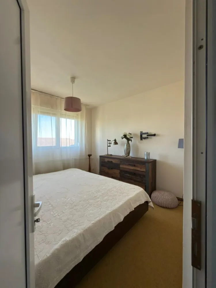 Ap 3 camere, decomandat,etaj 5 – zona Piața Rogerius.Pret 112.000 euro - Vă prezentăm spre vânzare un apartament cu 3 camere, tip AN, decomandat, situat într-o zonă foarte căutată din Oradea, în apropiere de Piața Rogerius.
Apartamentul se află la etajul 5 din 10 și se vinde mobilat și utilat, fiind potrivit atât pentru locuire imediată, cât și pentru investiție.
Compartimentarea este practică și bine gândită, oferind confort, intimitate și funcționalitate pentru întreaga familie.
Avantaje:
- 3 camere
- Tip AN
- Decomandat
- Mobilat și utilat
- Etaj 5/10
- Zonă foarte bună– Piața Rogerius
Acces rapid către mijloace de transport, magazine, piață, școli, farmacii și alte puncte de interes

Preț: 112.000 euro
Pentru mai multe detalii sau pentru programarea unei vizionări:
Sorin Gligor
0731 290 032
www.immosell.ro
