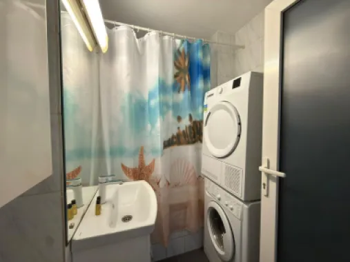 Ap 3 camere, decomandat,etaj 5 – zona Piața Rogerius.Pret 112.000 euro