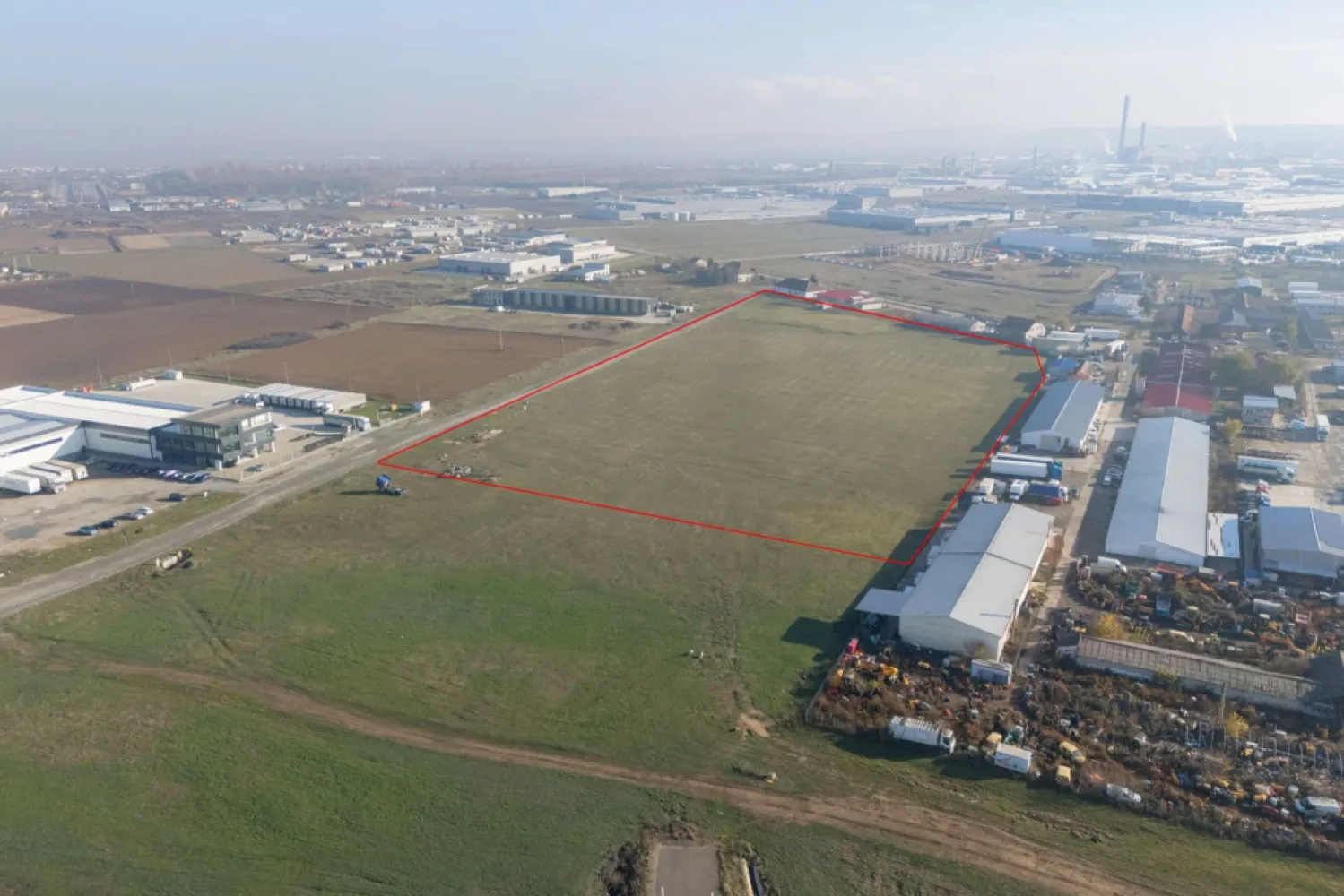 Teren industrial 40.000 mp – Parc Industrial I Oradea – 70 €/mp - Teren industrial 40.000 mp – Parc Industrial I Oradea – acces direct E60 / Borș II – PUZ aprobat – 70 €/mp

Se oferă spre vânzare teren industrial amplasat într-o zonă cheie din Parc Industrial I Oradea, în zona Borșului, cu acces direct din drumul expres Oradea – A3 – Borș II.

Suprafață totală: 40.000 mp (4 ha)
Preț: 70 €/mp

Terenul beneficiază de PUZ aprobat și, conform certificatului de urbanism, este ideal pentru dezvoltarea de:

hale de producție
spații de depozitare / logistică
clădiri de birouri

Utilități disponibile:

apă din rețea
canalizare
electricitate
gaz

Avantaje:

amplasare strategică în proximitatea punctului de frontieră Borș II
acces rapid la A3
zonă industrială dezvoltată, cu infrastructură modernă
potrivit pentru investiții majore în producție sau logistică

Preț: 70 euro/mp negociabil
Pentru mai multe detalii sau pentru programarea unei vizionări:
Sorin Gligor
0731 290 032
www.immosell.ro
