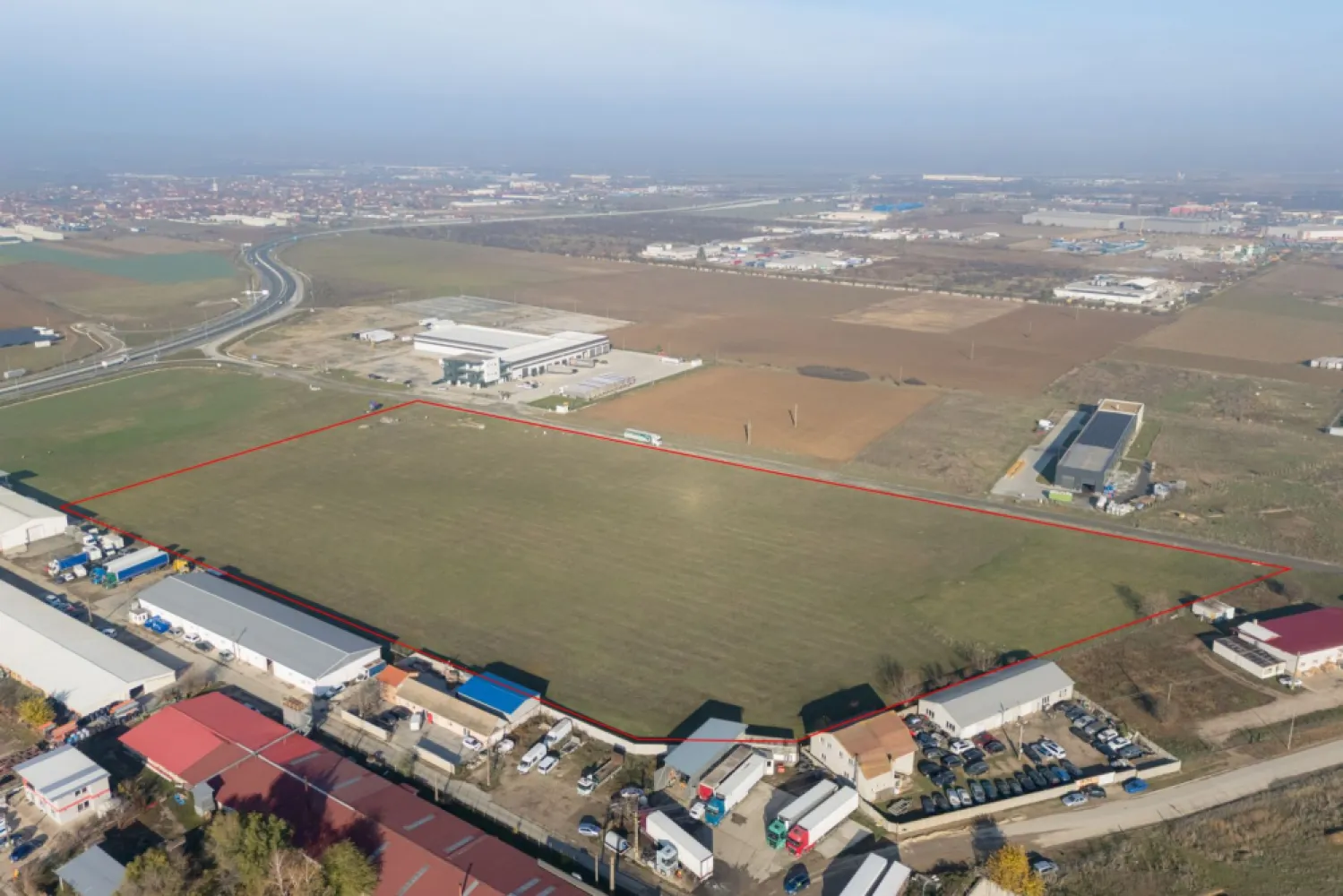Teren industrial 40.000 mp – Parc Industrial I Oradea – 70 €/mp - Teren industrial 40.000 mp – Parc Industrial I Oradea – acces direct E60 / Borș II – PUZ aprobat – 70 €/mp

Se oferă spre vânzare teren industrial amplasat într-o zonă cheie din Parc Industrial I Oradea, în zona Borșului, cu acces direct din drumul expres Oradea – A3 – Borș II.

Suprafață totală: 40.000 mp (4 ha)
Preț: 70 €/mp

Terenul beneficiază de PUZ aprobat și, conform certificatului de urbanism, este ideal pentru dezvoltarea de:

hale de producție
spații de depozitare / logistică
clădiri de birouri

Utilități disponibile:

apă din rețea
canalizare
electricitate
gaz

Avantaje:

amplasare strategică în proximitatea punctului de frontieră Borș II
acces rapid la A3
zonă industrială dezvoltată, cu infrastructură modernă
potrivit pentru investiții majore în producție sau logistică

Preț: 70 euro/mp negociabil
Pentru mai multe detalii sau pentru programarea unei vizionări:
Sorin Gligor
0731 290 032
www.immosell.ro
