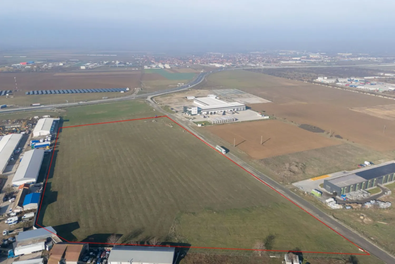 Teren industrial 40.000 mp – Parc Industrial I Oradea – 70 €/mp - Teren industrial 40.000 mp – Parc Industrial I Oradea – acces direct E60 / Borș II – PUZ aprobat – 70 €/mp

Se oferă spre vânzare teren industrial amplasat într-o zonă cheie din Parc Industrial I Oradea, în zona Borșului, cu acces direct din drumul expres Oradea – A3 – Borș II.

Suprafață totală: 40.000 mp (4 ha)
Preț: 70 €/mp

Terenul beneficiază de PUZ aprobat și, conform certificatului de urbanism, este ideal pentru dezvoltarea de:

hale de producție
spații de depozitare / logistică
clădiri de birouri

Utilități disponibile:

apă din rețea
canalizare
electricitate
gaz

Avantaje:

amplasare strategică în proximitatea punctului de frontieră Borș II
acces rapid la A3
zonă industrială dezvoltată, cu infrastructură modernă
potrivit pentru investiții majore în producție sau logistică

Preț: 70 euro/mp negociabil
Pentru mai multe detalii sau pentru programarea unei vizionări:
Sorin Gligor
0731 290 032
www.immosell.ro