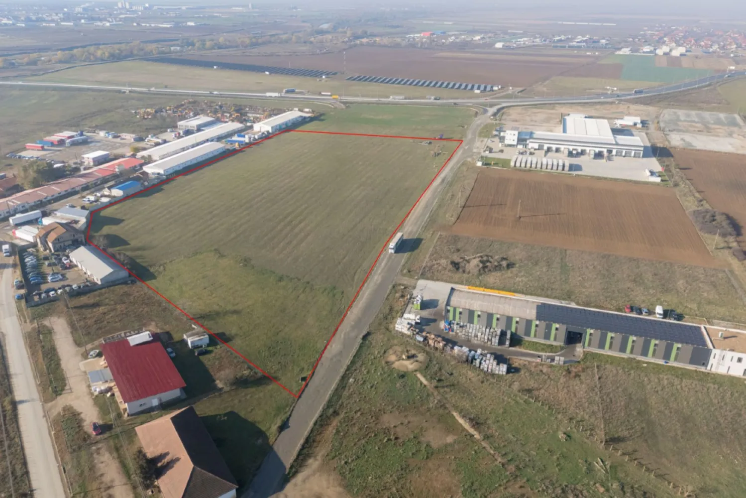 Teren industrial 40.000 mp – Parc Industrial I Oradea – 70 €/mp - Teren industrial 40.000 mp – Parc Industrial I Oradea – acces direct E60 / Borș II – PUZ aprobat – 70 €/mp

Se oferă spre vânzare teren industrial amplasat într-o zonă cheie din Parc Industrial I Oradea, în zona Borșului, cu acces direct din drumul expres Oradea – A3 – Borș II.

Suprafață totală: 40.000 mp (4 ha)
Preț: 70 €/mp

Terenul beneficiază de PUZ aprobat și, conform certificatului de urbanism, este ideal pentru dezvoltarea de:

hale de producție
spații de depozitare / logistică
clădiri de birouri

Utilități disponibile:

apă din rețea
canalizare
electricitate
gaz

Avantaje:

amplasare strategică în proximitatea punctului de frontieră Borș II
acces rapid la A3
zonă industrială dezvoltată, cu infrastructură modernă
potrivit pentru investiții majore în producție sau logistică

Preț: 70 euro/mp negociabil
Pentru mai multe detalii sau pentru programarea unei vizionări:
Sorin Gligor
0731 290 032
www.immosell.ro