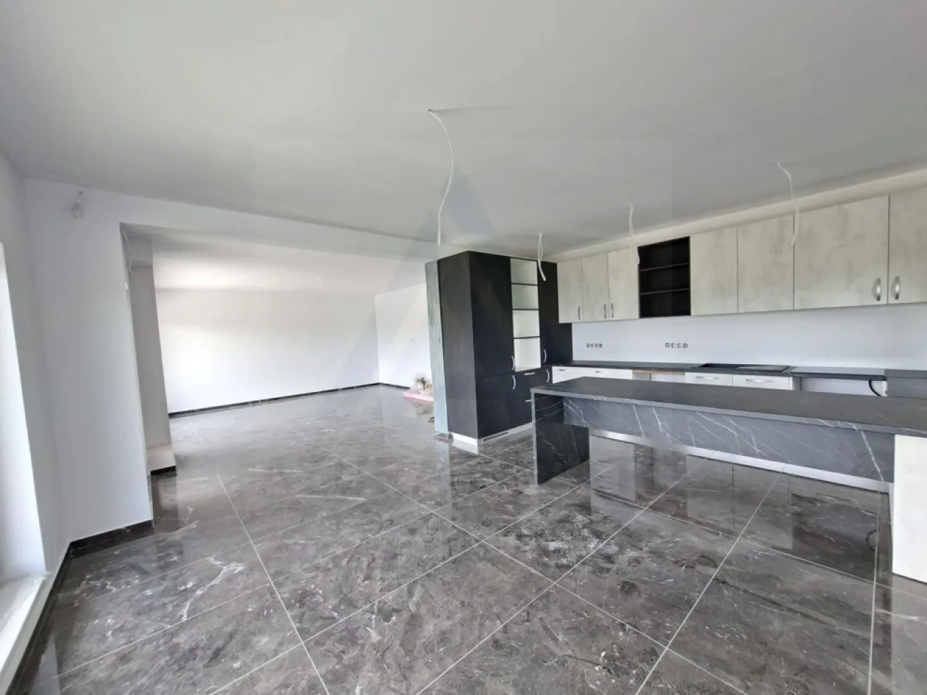 Casa premium cu teren 815 mp terasa balcon si garaj zona Selimbar - Agenția imobiliara Azura Estate vă propune spre vânzare o casă modernă premium, compusă din living cu zonă de dining, bucătărie, 3 dormitoare, 2 băi, dressinguri, cameră tehnică, spălătorie, terasă, balcon și garaj, situată într-o zonă liniștită din Șelimbăr, în proximitatea Sibiu. Proprietatea impresionează prin spațiu generos, arhitectură modernă și curte amenajată cu atenție la detalii.

📍 Zona Șelimbăr este apreciată pentru accesibilitate, dezvoltare modernă și conexiuni rapide către Sibiu, scoli, gradinite, centre comerciale și principalele artere ale orașului, oferind în același timp liniște și intimitate.

Caracteristici si compartimentare:

🔹 Parter:
🛋️ Living spațios – 30,5 mp
🍽️ Zonă dining – 17 mp
🍳 Bucătărie – 10,2 mp
📦 Cămară / debara
🛁 Baie
🛠️ Cameră tehnică + spălătorie
🌿 Acces către terasă – 19,4 mp

🔹 Etaj:
🛏️ Dormitor matrimonial + dressing
🛏️ 2 Dormitoare – unul matrimonial iar cel de al doilea ideal pentru copil sau birou
👗 Dressing suplimentar
🛁 Baie
🚪 Holuri generoase
🌿 Balcon – 15,9 mp

🔹 Demisol:
📐 Suprafață utilă – 80,4 mp
📐 Suprafațe:
Suprafață utilă parter: 115,2 mp
Suprafață utilă demisol: 80,4 mp
Suprafață construită desfășurată: 153 mp

🌿 Exterior & design:
Curte amenajată cu alei pavate și piatră naturală
Vegetație matură pentru intimitate
Zonă de gazon generoasă
Terasă și balcon cu sticlă securizată
🏗️ Arhitectură modernă, linii curate

✨ Dotări și avantaje:
🚗 Garaj – 36,5 mp
🌞 Spații luminoase și bine organizate
🏡 Design premium și finisaje de calitate
🌿 Zonă aerisită, priveliște deschisă
🔑 Ideală pentru familie

💶 Prețul de vânzare este de 270.000 euro!