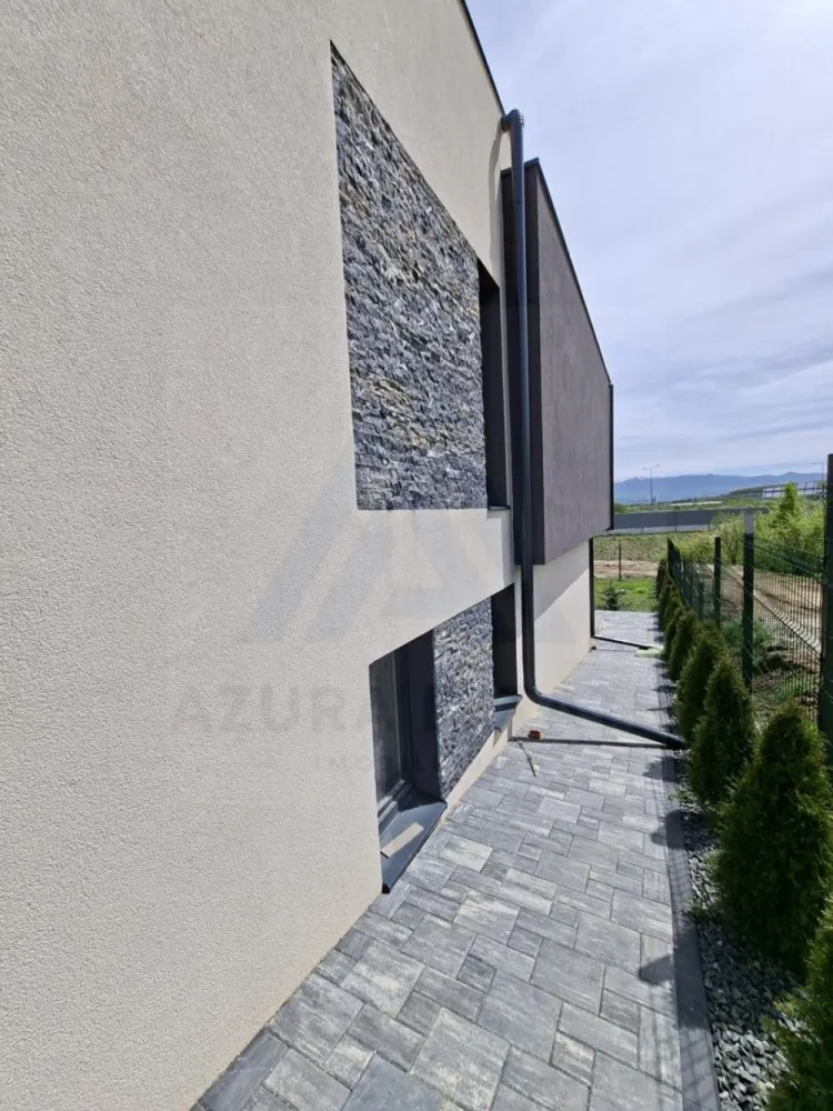 Casa premium cu teren 815 mp terasa balcon si garaj zona Selimbar