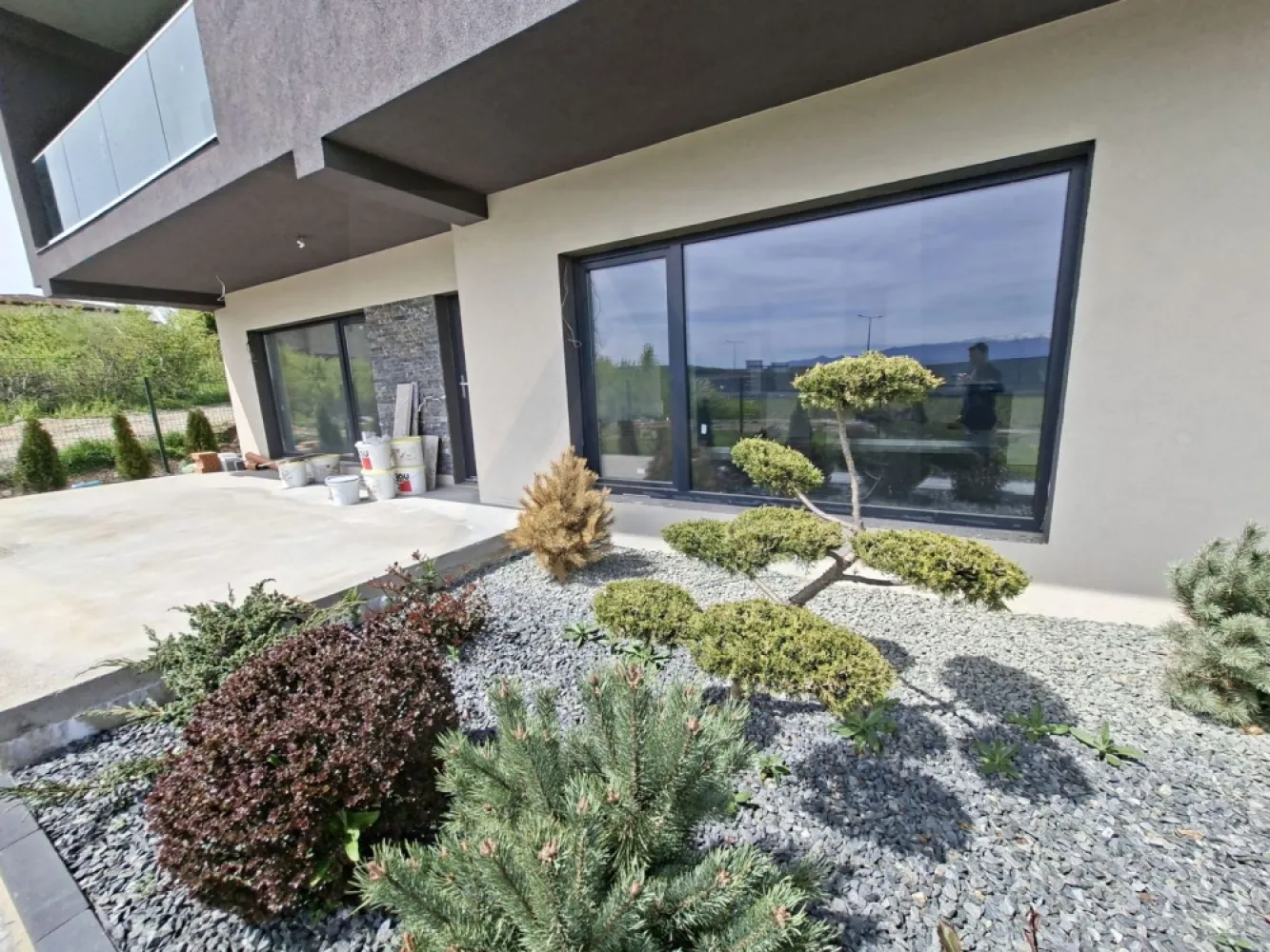 Casă moderna premium 195 mp utili cu garaj și teren 815 mp în Selimbar - Agenția imobiliară Azura Estate vă propune spre vânzare o casă modernă, premium, eficient compartimentată, ideală pentru o familie, situată într-o zonă liniștită și accesibilă din Selimbar. Proprietatea dispune de 4 camere, dintre care 3 dormitoare spațioase 17,2 mp, 18,8 mp și 18,9 mp, concepute pentru a oferi confort, intimitate și lumină naturală din plin.

Zona de zi este generoasă și primitoare, fiind organizată eficient în sistem open space, cu o cameră de zi de 30,5 mp și zonă de dining de 17 mp, completate de o bucătărie de 10,2 mp, rezultând un spațiu aerisit.

Proprietatea se deschide către un cadru aerisit, cu o perspectivă largă și neobstrucționată, oferind liniște si intimitate, curtea este atent amenajată, cu alei pavate elegant, zone decorative cu piatră naturală și vegetație ornamentală matură care conturează armonios spațiul verde.
Zona de gazon generos oferă multiple posibilități de amenajare – fie că îți dorești o grădină spectaculoasă, un loc de relaxare sau un spațiu dedicat familiei. Vegetația perimetrală asigură un echilibru perfect între estetic și intimitate.

Casa impresionează prin arhitectura modernă, cu linii curate, terasă spațioasă și balcon cu sticlă securizată, ideale pentru momentele de relaxare în aer liber. Deschiderea către natură și poziționarea într-o zonă aerisită completează perfect imaginea unei locuințe premium.

• Suprafață utilă demisol: 80,4 mp
• Suprafață utilă parter: 115,2 mp
• Suprafață construită desfășurată: 153 mp
• Terasă neacoperită: 19,4 mp
• Balcon: 15,9 mp
• Podest acces: 6,1 mp

Parter
• Cameră de zi: 30,5 mp
• Loc de luat masa: 17,0 mp
• Bucătărie: 10,2 mp
• Cămară / debara: 4,7 mp
• Cameră tehnică + spălătorie: 9,7 mp
• Baie: 4,8 mp
• Acces către terasă: 19,4 mp
Etaj
• Dormitor matrimonial + dressing: 18,9 mp
• Dormitor + dressing: 18,8 mp
• Dormitor: 17,2 mp
• Dressing: 5,0 mp
• Baie: 6,3 mp
• Holuri: 5,5 mp + 7,0 mp
• Garaj: 36,5 mp
• Balcon: 15,9 mp

Pretul acestei case este de 270000 Euro