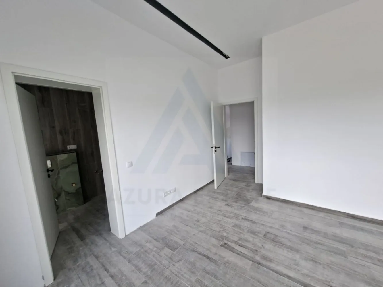 Casă moderna premium 195 mp utili cu garaj și teren 815 mp în Selimbar - Agenția imobiliară Azura Estate vă propune spre vânzare o casă modernă, premium, eficient compartimentată, ideală pentru o familie, situată într-o zonă liniștită și accesibilă din Selimbar. Proprietatea dispune de 4 camere, dintre care 3 dormitoare spațioase 17,2 mp, 18,8 mp și 18,9 mp, concepute pentru a oferi confort, intimitate și lumină naturală din plin.

Zona de zi este generoasă și primitoare, fiind organizată eficient în sistem open space, cu o cameră de zi de 30,5 mp și zonă de dining de 17 mp, completate de o bucătărie de 10,2 mp, rezultând un spațiu aerisit.

Proprietatea se deschide către un cadru aerisit, cu o perspectivă largă și neobstrucționată, oferind liniște si intimitate, curtea este atent amenajată, cu alei pavate elegant, zone decorative cu piatră naturală și vegetație ornamentală matură care conturează armonios spațiul verde.
Zona de gazon generos oferă multiple posibilități de amenajare – fie că îți dorești o grădină spectaculoasă, un loc de relaxare sau un spațiu dedicat familiei. Vegetația perimetrală asigură un echilibru perfect între estetic și intimitate.

Casa impresionează prin arhitectura modernă, cu linii curate, terasă spațioasă și balcon cu sticlă securizată, ideale pentru momentele de relaxare în aer liber. Deschiderea către natură și poziționarea într-o zonă aerisită completează perfect imaginea unei locuințe premium.

• Suprafață utilă demisol: 80,4 mp
• Suprafață utilă parter: 115,2 mp
• Suprafață construită desfășurată: 153 mp
• Terasă neacoperită: 19,4 mp
• Balcon: 15,9 mp
• Podest acces: 6,1 mp

Parter
• Cameră de zi: 30,5 mp
• Loc de luat masa: 17,0 mp
• Bucătărie: 10,2 mp
• Cămară / debara: 4,7 mp
• Cameră tehnică + spălătorie: 9,7 mp
• Baie: 4,8 mp
• Acces către terasă: 19,4 mp
Etaj
• Dormitor matrimonial + dressing: 18,9 mp
• Dormitor + dressing: 18,8 mp
• Dormitor: 17,2 mp
• Dressing: 5,0 mp
• Baie: 6,3 mp
• Holuri: 5,5 mp + 7,0 mp
• Garaj: 36,5 mp
• Balcon: 15,9 mp

Pretul acestei case este de 270000 Euro