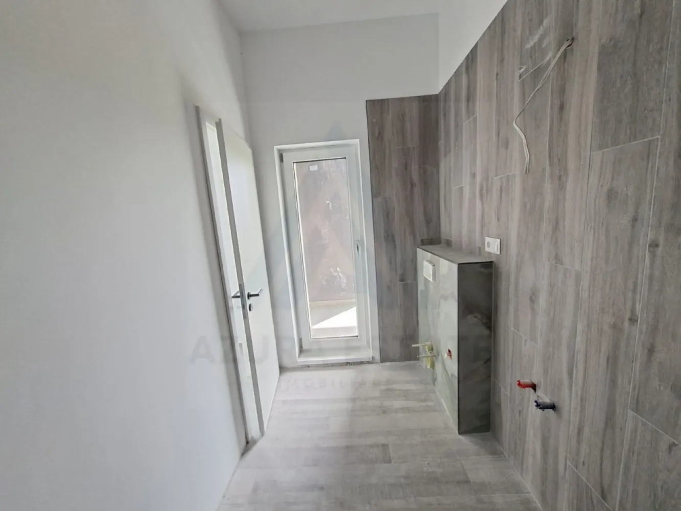 Casă moderna premium 195 mp utili cu garaj și teren 815 mp în Selimbar - Agenția imobiliară Azura Estate vă propune spre vânzare o casă modernă, premium, eficient compartimentată, ideală pentru o familie, situată într-o zonă liniștită și accesibilă din Selimbar. Proprietatea dispune de 4 camere, dintre care 3 dormitoare spațioase 17,2 mp, 18,8 mp și 18,9 mp, concepute pentru a oferi confort, intimitate și lumină naturală din plin.

Zona de zi este generoasă și primitoare, fiind organizată eficient în sistem open space, cu o cameră de zi de 30,5 mp și zonă de dining de 17 mp, completate de o bucătărie de 10,2 mp, rezultând un spațiu aerisit.

Proprietatea se deschide către un cadru aerisit, cu o perspectivă largă și neobstrucționată, oferind liniște si intimitate, curtea este atent amenajată, cu alei pavate elegant, zone decorative cu piatră naturală și vegetație ornamentală matură care conturează armonios spațiul verde.
Zona de gazon generos oferă multiple posibilități de amenajare – fie că îți dorești o grădină spectaculoasă, un loc de relaxare sau un spațiu dedicat familiei. Vegetația perimetrală asigură un echilibru perfect între estetic și intimitate.

Casa impresionează prin arhitectura modernă, cu linii curate, terasă spațioasă și balcon cu sticlă securizată, ideale pentru momentele de relaxare în aer liber. Deschiderea către natură și poziționarea într-o zonă aerisită completează perfect imaginea unei locuințe premium.

• Suprafață utilă demisol: 80,4 mp
• Suprafață utilă parter: 115,2 mp
• Suprafață construită desfășurată: 153 mp
• Terasă neacoperită: 19,4 mp
• Balcon: 15,9 mp
• Podest acces: 6,1 mp

Parter
• Cameră de zi: 30,5 mp
• Loc de luat masa: 17,0 mp
• Bucătărie: 10,2 mp
• Cămară / debara: 4,7 mp
• Cameră tehnică + spălătorie: 9,7 mp
• Baie: 4,8 mp
• Acces către terasă: 19,4 mp
Etaj
• Dormitor matrimonial + dressing: 18,9 mp
• Dormitor + dressing: 18,8 mp
• Dormitor: 17,2 mp
• Dressing: 5,0 mp
• Baie: 6,3 mp
• Holuri: 5,5 mp + 7,0 mp
• Garaj: 36,5 mp
• Balcon: 15,9 mp

Pretul acestei case este de 270000 Euro