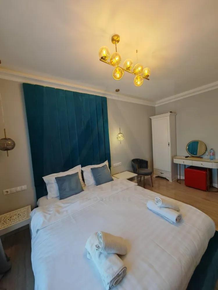Pensiune sau locuinta individuala 220 mp utili teren 386 mp Turnisor - Agenția imobiliara Azura Estate vă propune spre vânzare o vilă modernă, ideală atât pentru activitate hotelieră (pensiune, business), cât și pentru locuit, situată în zona Turnișor din Sibiu, cu o suprafață utilă de 220 mp, amplasată pe un teren de 386 mp, compusă din 10 camere, 3 bucătării, 6 băi, terasă și balcoane, cu regim de înălțime P+1E+penthouse.

📍 Zona Turnișor oferă acces rapid către aeroport, zona industrială și centrul orașului, fiind o locație strategică pentru dezvoltarea unui business sau pentru o locuință multifamilială.

Caracteristici si compartimentare:

🔹 Parter înalt (65 mp utili): 2 camere, living cu bucătărie, 2 băi, acces către curtea interioară
🔹 Etaj 1 (88 mp utili): 2 dormitoare, living cu bucătărie, 2 băi, 2 balcoane
🔹 Penthouse: 3 camere decomandate, living cu bucătărie, 2 băi, acces către terasă panoramică

✨ Dotări și avantaje:

🧱 Construcție din cărămidă (an 2022)
♨️ Încălzire în pardoseală + pompă de căldură
⚡ Curent trifazic + tablouri electrice separate pe fiecare nivel
🌞 Panouri solare pentru apă
🔌 Stație de încărcare pentru mașini electrice
🧱 Izolație cu vată bazaltică 10 cm + piatră decorativă
🪟 Tâmplărie Salamander ( 3 foi de sticlă)
🚪 Uși interioare PortaDoors + ușă metalică la intrare
💡 Iluminat ambiental LED
🏷️ Certificat energetic clasa A
🔑 Se predă complet finisată la cheie

🌿 Exterior & facilități:

Curte liberă de 266 mp
🚗 2 locuri de parcare în garaj acoperit
🧒 Spațiu pentru loc de joacă
🔥 Grătar din cărămidă
🌿 Terasă de relaxare
📏 Front stradal: 10 m

💶 Prețul de vânzare este de 500.000 euro!
📄 Proprietate deținută de persoană fizică