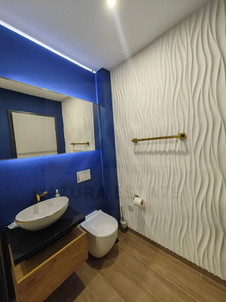 Pensiune sau locuinta individuala 220 mp utili teren 386 mp Turnisor - Agenția imobiliara Azura Estate vă propune spre vânzare o vilă modernă, ideală atât pentru activitate hotelieră (pensiune, business), cât și pentru locuit, situată în zona Turnișor din Sibiu, cu o suprafață utilă de 220 mp, amplasată pe un teren de 386 mp, compusă din 10 camere, 3 bucătării, 6 băi, terasă și balcoane, cu regim de înălțime P+1E+penthouse.

📍 Zona Turnișor oferă acces rapid către aeroport, zona industrială și centrul orașului, fiind o locație strategică pentru dezvoltarea unui business sau pentru o locuință multifamilială.

Caracteristici si compartimentare:

🔹 Parter înalt (65 mp utili): 2 camere, living cu bucătărie, 2 băi, acces către curtea interioară
🔹 Etaj 1 (88 mp utili): 2 dormitoare, living cu bucătărie, 2 băi, 2 balcoane
🔹 Penthouse: 3 camere decomandate, living cu bucătărie, 2 băi, acces către terasă panoramică

✨ Dotări și avantaje:

🧱 Construcție din cărămidă (an 2022)
♨️ Încălzire în pardoseală + pompă de căldură
⚡ Curent trifazic + tablouri electrice separate pe fiecare nivel
🌞 Panouri solare pentru apă
🔌 Stație de încărcare pentru mașini electrice
🧱 Izolație cu vată bazaltică 10 cm + piatră decorativă
🪟 Tâmplărie Salamander ( 3 foi de sticlă)
🚪 Uși interioare PortaDoors + ușă metalică la intrare
💡 Iluminat ambiental LED
🏷️ Certificat energetic clasa A
🔑 Se predă complet finisată la cheie

🌿 Exterior & facilități:

Curte liberă de 266 mp
🚗 2 locuri de parcare în garaj acoperit
🧒 Spațiu pentru loc de joacă
🔥 Grătar din cărămidă
🌿 Terasă de relaxare
📏 Front stradal: 10 m

💶 Prețul de vânzare este de 500.000 euro!
📄 Proprietate deținută de persoană fizică