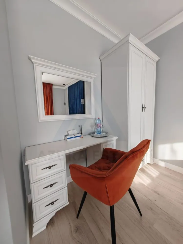 Pensiune sau locuinta individuala 220 mp utili teren 386 mp Turnisor - Agenția imobiliara Azura Estate vă propune spre vânzare o vilă modernă, ideală atât pentru activitate hotelieră (pensiune, business), cât și pentru locuit, situată în zona Turnișor din Sibiu, cu o suprafață utilă de 220 mp, amplasată pe un teren de 386 mp, compusă din 10 camere, 3 bucătării, 6 băi, terasă și balcoane, cu regim de înălțime P+1E+penthouse.

📍 Zona Turnișor oferă acces rapid către aeroport, zona industrială și centrul orașului, fiind o locație strategică pentru dezvoltarea unui business sau pentru o locuință multifamilială.

Caracteristici si compartimentare:

🔹 Parter înalt (65 mp utili): 2 camere, living cu bucătărie, 2 băi, acces către curtea interioară
🔹 Etaj 1 (88 mp utili): 2 dormitoare, living cu bucătărie, 2 băi, 2 balcoane
🔹 Penthouse: 3 camere decomandate, living cu bucătărie, 2 băi, acces către terasă panoramică

✨ Dotări și avantaje:

🧱 Construcție din cărămidă (an 2022)
♨️ Încălzire în pardoseală + pompă de căldură
⚡ Curent trifazic + tablouri electrice separate pe fiecare nivel
🌞 Panouri solare pentru apă
🔌 Stație de încărcare pentru mașini electrice
🧱 Izolație cu vată bazaltică 10 cm + piatră decorativă
🪟 Tâmplărie Salamander ( 3 foi de sticlă)
🚪 Uși interioare PortaDoors + ușă metalică la intrare
💡 Iluminat ambiental LED
🏷️ Certificat energetic clasa A
🔑 Se predă complet finisată la cheie

🌿 Exterior & facilități:

Curte liberă de 266 mp
🚗 2 locuri de parcare în garaj acoperit
🧒 Spațiu pentru loc de joacă
🔥 Grătar din cărămidă
🌿 Terasă de relaxare
📏 Front stradal: 10 m

💶 Prețul de vânzare este de 500.000 euro!
📄 Proprietate deținută de persoană fizică