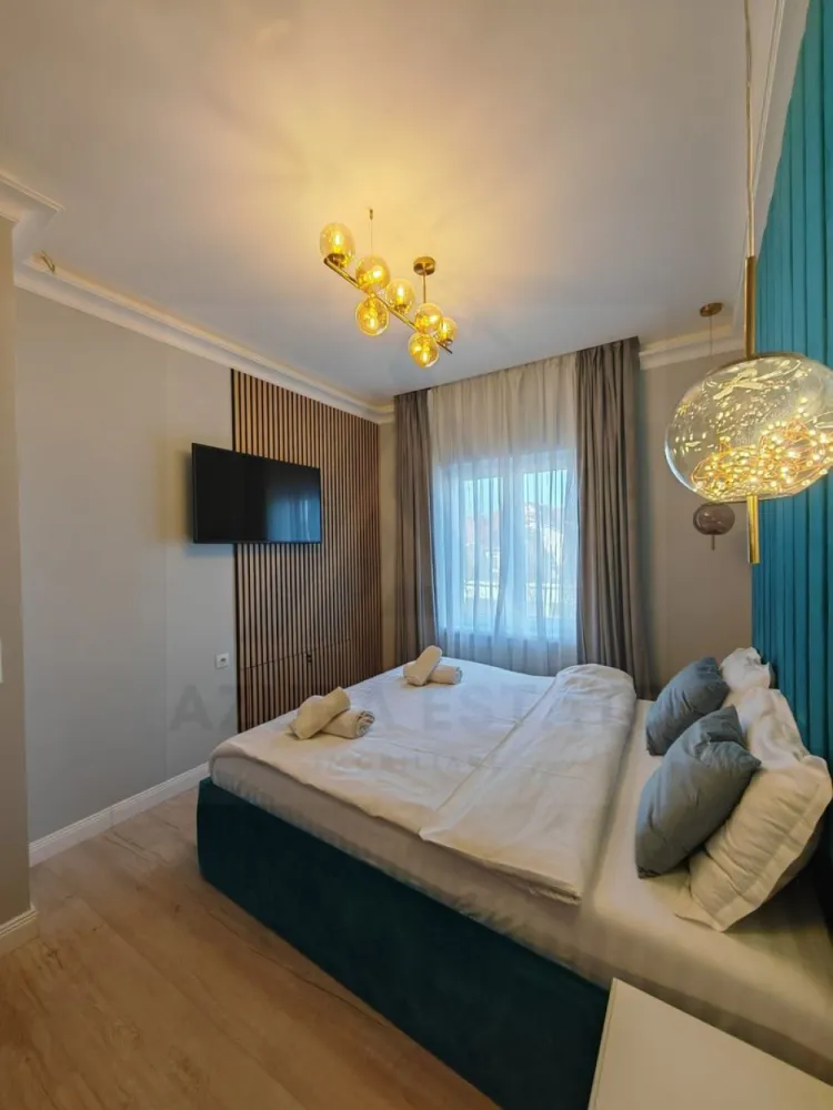 Pensiune sau locuinta individuala 220 mp utili teren 386 mp Turnisor - Agenția imobiliara Azura Estate vă propune spre vânzare o vilă modernă, ideală atât pentru activitate hotelieră (pensiune, business), cât și pentru locuit, situată în zona Turnișor din Sibiu, cu o suprafață utilă de 220 mp, amplasată pe un teren de 386 mp, compusă din 10 camere, 3 bucătării, 6 băi, terasă și balcoane, cu regim de înălțime P+1E+penthouse.

📍 Zona Turnișor oferă acces rapid către aeroport, zona industrială și centrul orașului, fiind o locație strategică pentru dezvoltarea unui business sau pentru o locuință multifamilială.

Caracteristici si compartimentare:

🔹 Parter înalt (65 mp utili): 2 camere, living cu bucătărie, 2 băi, acces către curtea interioară
🔹 Etaj 1 (88 mp utili): 2 dormitoare, living cu bucătărie, 2 băi, 2 balcoane
🔹 Penthouse: 3 camere decomandate, living cu bucătărie, 2 băi, acces către terasă panoramică

✨ Dotări și avantaje:

🧱 Construcție din cărămidă (an 2022)
♨️ Încălzire în pardoseală + pompă de căldură
⚡ Curent trifazic + tablouri electrice separate pe fiecare nivel
🌞 Panouri solare pentru apă
🔌 Stație de încărcare pentru mașini electrice
🧱 Izolație cu vată bazaltică 10 cm + piatră decorativă
🪟 Tâmplărie Salamander ( 3 foi de sticlă)
🚪 Uși interioare PortaDoors + ușă metalică la intrare
💡 Iluminat ambiental LED
🏷️ Certificat energetic clasa A
🔑 Se predă complet finisată la cheie

🌿 Exterior & facilități:

Curte liberă de 266 mp
🚗 2 locuri de parcare în garaj acoperit
🧒 Spațiu pentru loc de joacă
🔥 Grătar din cărămidă
🌿 Terasă de relaxare
📏 Front stradal: 10 m

💶 Prețul de vânzare este de 500.000 euro!
📄 Proprietate deținută de persoană fizică