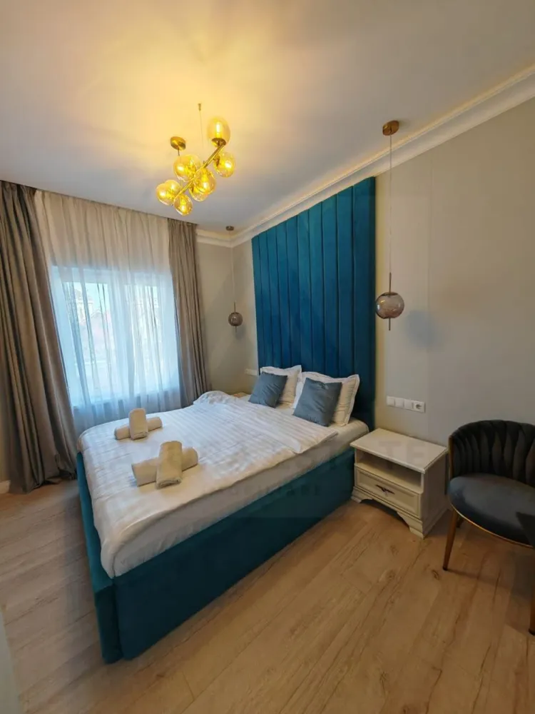 Pensiune sau locuinta individuala 220 mp utili teren 386 mp Turnisor - Agenția imobiliara Azura Estate vă propune spre vânzare o vilă modernă, ideală atât pentru activitate hotelieră (pensiune, business), cât și pentru locuit, situată în zona Turnișor din Sibiu, cu o suprafață utilă de 220 mp, amplasată pe un teren de 386 mp, compusă din 10 camere, 3 bucătării, 6 băi, terasă și balcoane, cu regim de înălțime P+1E+penthouse.

📍 Zona Turnișor oferă acces rapid către aeroport, zona industrială și centrul orașului, fiind o locație strategică pentru dezvoltarea unui business sau pentru o locuință multifamilială.

Caracteristici si compartimentare:

🔹 Parter înalt (65 mp utili): 2 camere, living cu bucătărie, 2 băi, acces către curtea interioară
🔹 Etaj 1 (88 mp utili): 2 dormitoare, living cu bucătărie, 2 băi, 2 balcoane
🔹 Penthouse: 3 camere decomandate, living cu bucătărie, 2 băi, acces către terasă panoramică

✨ Dotări și avantaje:

🧱 Construcție din cărămidă (an 2022)
♨️ Încălzire în pardoseală + pompă de căldură
⚡ Curent trifazic + tablouri electrice separate pe fiecare nivel
🌞 Panouri solare pentru apă
🔌 Stație de încărcare pentru mașini electrice
🧱 Izolație cu vată bazaltică 10 cm + piatră decorativă
🪟 Tâmplărie Salamander ( 3 foi de sticlă)
🚪 Uși interioare PortaDoors + ușă metalică la intrare
💡 Iluminat ambiental LED
🏷️ Certificat energetic clasa A
🔑 Se predă complet finisată la cheie

🌿 Exterior & facilități:

Curte liberă de 266 mp
🚗 2 locuri de parcare în garaj acoperit
🧒 Spațiu pentru loc de joacă
🔥 Grătar din cărămidă
🌿 Terasă de relaxare
📏 Front stradal: 10 m

💶 Prețul de vânzare este de 500.000 euro!
📄 Proprietate deținută de persoană fizică