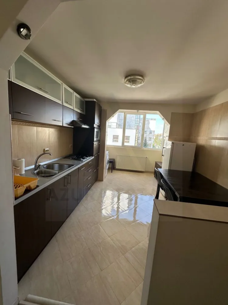 Apartament 2 camere 56 mp utili etaj 3 pivnita zona Calea Dumbravii - Agenția imobiliara Azura Estate vă propune spre închiriere un apartament cu 2 camere, compus din living cu bucătărie semideschisă, dormitor matrimonial, baie și hol, având o suprafață utilă de 56 mp, situat la etajul 3, în zona Calea Dumbrăvii din Sibiu.

📍 Zona Calea Dumbrăvii este una dintre cele mai apreciate din oraș, cu acces rapid către centrul Sibiului și în proximitatea unor puncte de interes precum Parcul Sub Arini, școli, grădinițe, supermarketuri, farmacii, restaurante și mijloace de transport în comun.

Caracteristici si compartimentare:

🛋️ Living cu bucătărie semideschisă
🛏️ Dormitor matrimonial
🛁 Baie
🚪 Hol

✨ Dotări și avantaje:

🪑 Complet mobilat și utilat
🌿 Grădină în spatele blocului – spațiu verde pentru relaxare
📦 Pivniță pentru depozitare
🏢 Etaj 3
🌞 Zonă liniștită și bine conectată

💶 Prețul de închiriere este de 410 euro/lună (ușor negociabil)!
Se va percepe o garantie echivalentul unei luni de chirie.