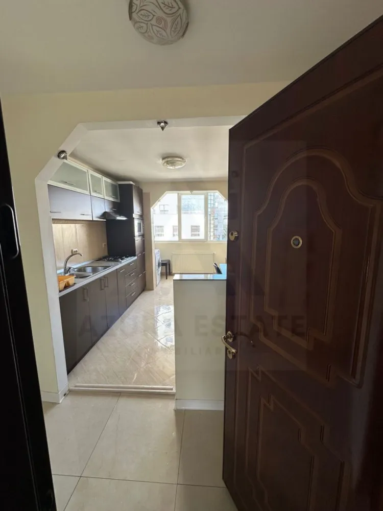 Apartament 2 camere 56 mp utili etaj 3 pivnita zona Calea Dumbravii - Agenția imobiliara Azura Estate vă propune spre închiriere un apartament cu 2 camere, compus din living cu bucătărie semideschisă, dormitor matrimonial, baie și hol, având o suprafață utilă de 56 mp, situat la etajul 3, în zona Calea Dumbrăvii din Sibiu.

📍 Zona Calea Dumbrăvii este una dintre cele mai apreciate din oraș, cu acces rapid către centrul Sibiului și în proximitatea unor puncte de interes precum Parcul Sub Arini, școli, grădinițe, supermarketuri, farmacii, restaurante și mijloace de transport în comun.

Caracteristici si compartimentare:

🛋️ Living cu bucătărie semideschisă
🛏️ Dormitor matrimonial
🛁 Baie
🚪 Hol

✨ Dotări și avantaje:

🪑 Complet mobilat și utilat
🌿 Grădină în spatele blocului – spațiu verde pentru relaxare
📦 Pivniță pentru depozitare
🏢 Etaj 3
🌞 Zonă liniștită și bine conectată

💶 Prețul de închiriere este de 410 euro/lună (ușor negociabil)!
Se va percepe o garantie echivalentul unei luni de chirie.