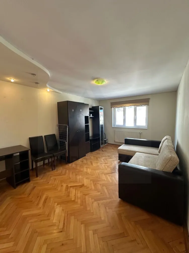 Apartament 2 camere 56 mp utili etaj 3 pivnita zona Calea Dumbravii - Agenția imobiliara Azura Estate vă propune spre închiriere un apartament cu 2 camere, compus din living cu bucătărie semideschisă, dormitor matrimonial, baie și hol, având o suprafață utilă de 56 mp, situat la etajul 3, în zona Calea Dumbrăvii din Sibiu.

📍 Zona Calea Dumbrăvii este una dintre cele mai apreciate din oraș, cu acces rapid către centrul Sibiului și în proximitatea unor puncte de interes precum Parcul Sub Arini, școli, grădinițe, supermarketuri, farmacii, restaurante și mijloace de transport în comun.

Caracteristici si compartimentare:

🛋️ Living cu bucătărie semideschisă
🛏️ Dormitor matrimonial
🛁 Baie
🚪 Hol

✨ Dotări și avantaje:

🪑 Complet mobilat și utilat
🌿 Grădină în spatele blocului – spațiu verde pentru relaxare
📦 Pivniță pentru depozitare
🏢 Etaj 3
🌞 Zonă liniștită și bine conectată

💶 Prețul de închiriere este de 410 euro/lună (ușor negociabil)!
Se va percepe o garantie echivalentul unei luni de chirie.