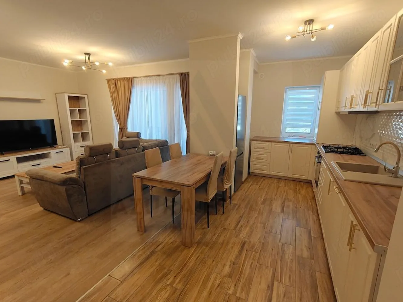 Apartament modern parcare si balcon prima inchiriere zona Turnisor - Agenția imobiliara Azura Estate vă propune spre închiriere un apartament modern cu 2 camere, compus din living cu bucătărie open-space, dormitor matrimonial, baie, hol și balcon, cu o suprafață utilă de 59 mp + balcon, situat la parterul unui imobil P+4 izolat termic, în zona Turnișor. Apartamentul se află la prima închiriere și include loc de parcare privat.

📍 Zona Turnișor – Neppendorf este apreciată pentru liniște și accesibilitate, cu legături rapide către Aeroport, Zona Industrială Vest, scoli, gradinite, magazine, centre comerciale și principalele artere ale orașului.

Caracteristici si compartimentare:

🛋️ Living spațios cu bucătărie open-space
🛏️ Dormitor matrimonial
🛁 Baie
🚪 Hol
🌿 Balcon deschis

✨ Dotări și avantaje:

🆕 Prima închiriere
🪑 Complet mobilat și utilat modern
📺 Smart TV
🍽️ Mașină de spălat vase
🧺 Mașină de spălat rufe
❄️ Frigider și electrocasnice noi
🚗 Loc de parcare privat inclus
🏢 Bloc nou, izolat termic
🌞 Finisaje moderne și ambient confortabil

Pretul de închiriere este de 470 €/luna. (usor negociabil )
Se va percepe o garantie echivalentul unei luni de chirie.