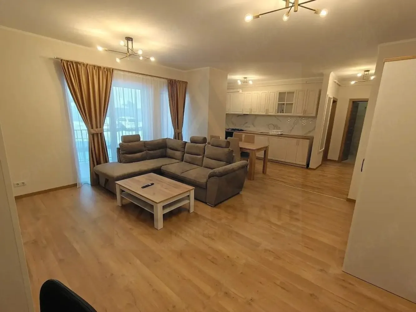 Apartament modern parcare si balcon prima inchiriere zona Turnisor - Agenția imobiliara Azura Estate vă propune spre închiriere un apartament modern cu 2 camere, compus din living cu bucătărie open-space, dormitor matrimonial, baie, hol și balcon, cu o suprafață utilă de 59 mp + balcon, situat la parterul unui imobil P+4 izolat termic, în zona Turnișor. Apartamentul se află la prima închiriere și include loc de parcare privat.

📍 Zona Turnișor – Neppendorf este apreciată pentru liniște și accesibilitate, cu legături rapide către Aeroport, Zona Industrială Vest, scoli, gradinite, magazine, centre comerciale și principalele artere ale orașului.

Caracteristici si compartimentare:

🛋️ Living spațios cu bucătărie open-space
🛏️ Dormitor matrimonial
🛁 Baie
🚪 Hol
🌿 Balcon deschis

✨ Dotări și avantaje:

🆕 Prima închiriere
🪑 Complet mobilat și utilat modern
📺 Smart TV
🍽️ Mașină de spălat vase
🧺 Mașină de spălat rufe
❄️ Frigider și electrocasnice noi
🚗 Loc de parcare privat inclus
🏢 Bloc nou, izolat termic
🌞 Finisaje moderne și ambient confortabil

Pretul de închiriere este de 470 €/luna. (usor negociabil )
Se va percepe o garantie echivalentul unei luni de chirie.