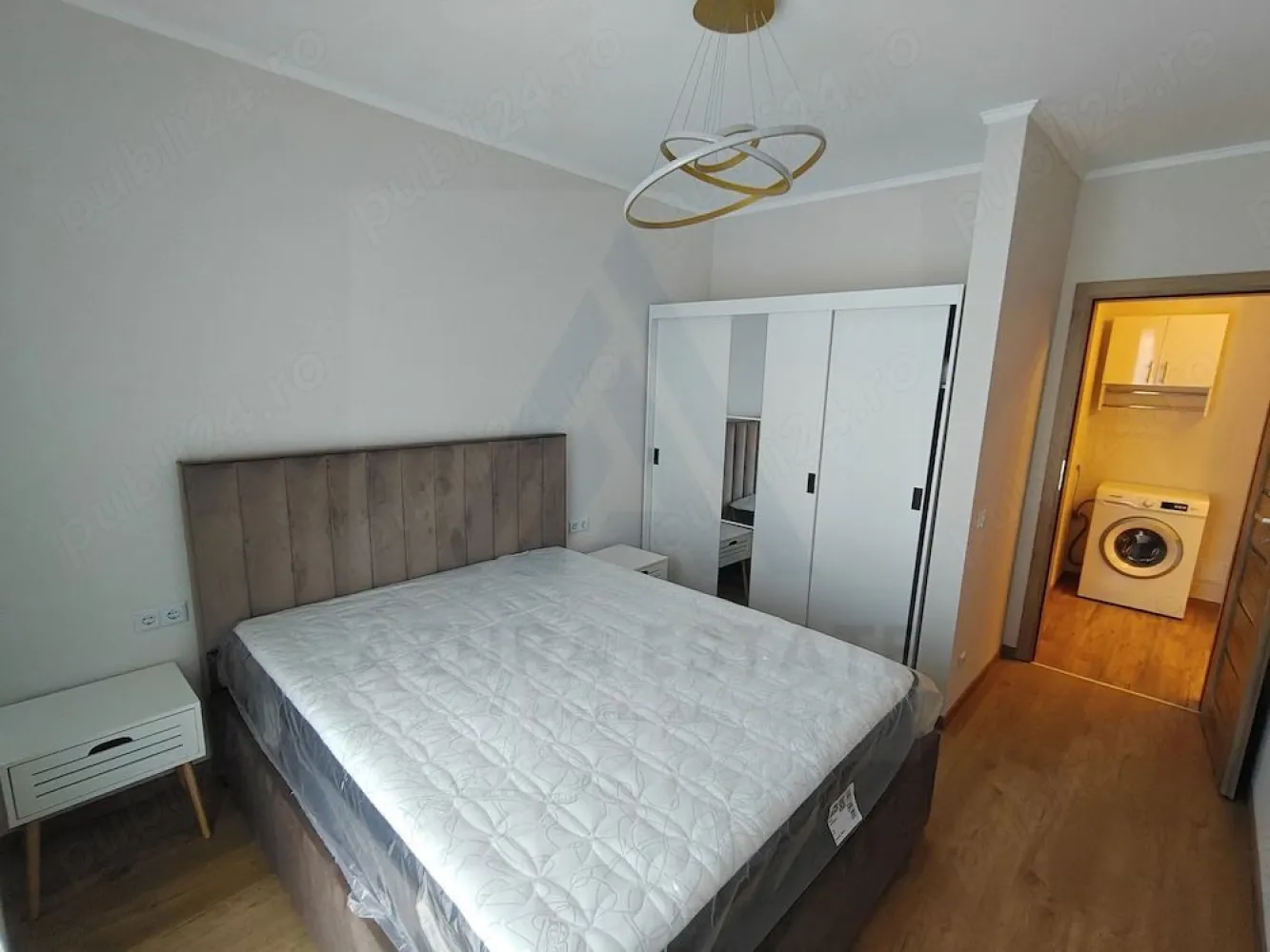 Apartament modern parcare si balcon prima inchiriere zona Turnisor - Agenția imobiliara Azura Estate vă propune spre închiriere un apartament modern cu 2 camere, compus din living cu bucătărie open-space, dormitor matrimonial, baie, hol și balcon, cu o suprafață utilă de 59 mp + balcon, situat la parterul unui imobil P+4 izolat termic, în zona Turnișor. Apartamentul se află la prima închiriere și include loc de parcare privat.

📍 Zona Turnișor – Neppendorf este apreciată pentru liniște și accesibilitate, cu legături rapide către Aeroport, Zona Industrială Vest, scoli, gradinite, magazine, centre comerciale și principalele artere ale orașului.

Caracteristici si compartimentare:

🛋️ Living spațios cu bucătărie open-space
🛏️ Dormitor matrimonial
🛁 Baie
🚪 Hol
🌿 Balcon deschis

✨ Dotări și avantaje:

🆕 Prima închiriere
🪑 Complet mobilat și utilat modern
📺 Smart TV
🍽️ Mașină de spălat vase
🧺 Mașină de spălat rufe
❄️ Frigider și electrocasnice noi
🚗 Loc de parcare privat inclus
🏢 Bloc nou, izolat termic
🌞 Finisaje moderne și ambient confortabil

Pretul de închiriere este de 470 €/luna. (usor negociabil )
Se va percepe o garantie echivalentul unei luni de chirie.