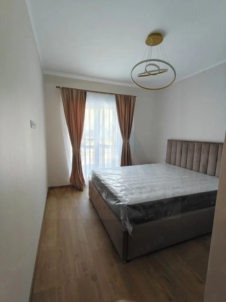 Apartament modern parcare si balcon prima inchiriere zona Turnisor - Agenția imobiliara Azura Estate vă propune spre închiriere un apartament modern cu 2 camere, compus din living cu bucătărie open-space, dormitor matrimonial, baie, hol și balcon, cu o suprafață utilă de 59 mp + balcon, situat la parterul unui imobil P+4 izolat termic, în zona Turnișor. Apartamentul se află la prima închiriere și include loc de parcare privat.

📍 Zona Turnișor – Neppendorf este apreciată pentru liniște și accesibilitate, cu legături rapide către Aeroport, Zona Industrială Vest, scoli, gradinite, magazine, centre comerciale și principalele artere ale orașului.

Caracteristici si compartimentare:

🛋️ Living spațios cu bucătărie open-space
🛏️ Dormitor matrimonial
🛁 Baie
🚪 Hol
🌿 Balcon deschis

✨ Dotări și avantaje:

🆕 Prima închiriere
🪑 Complet mobilat și utilat modern
📺 Smart TV
🍽️ Mașină de spălat vase
🧺 Mașină de spălat rufe
❄️ Frigider și electrocasnice noi
🚗 Loc de parcare privat inclus
🏢 Bloc nou, izolat termic
🌞 Finisaje moderne și ambient confortabil

Pretul de închiriere este de 470 €/luna. (usor negociabil )
Se va percepe o garantie echivalentul unei luni de chirie.