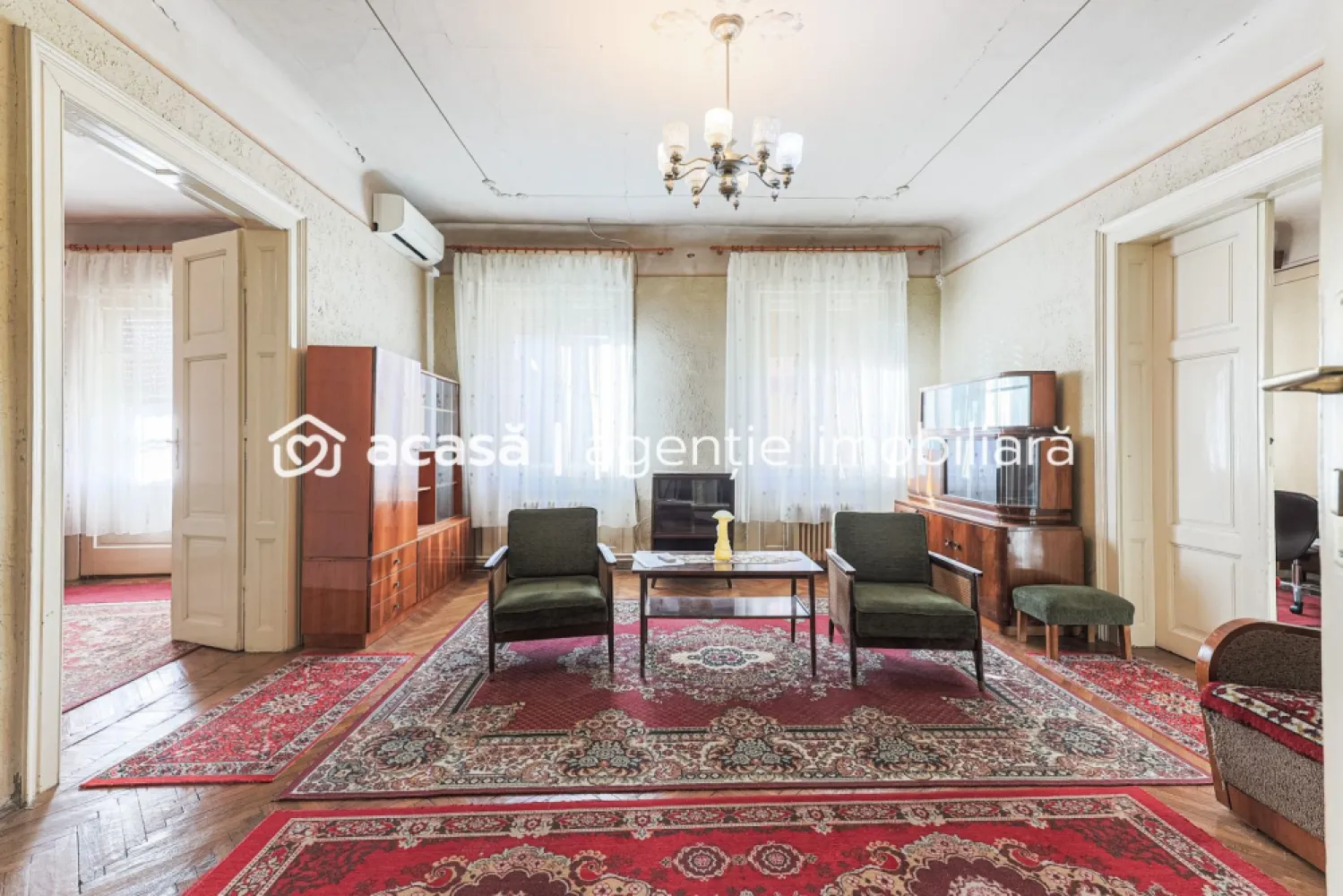 Un etaj întreg. Trei unități. O singură decizie bună. - Ți-ai imaginat vreodată cum ar fi să ai un etaj întreg doar pentru tine, chiar ultracentral? O proprietate ultracentrală care îți dă spațiu + flexibilitate + libertate?

Etaj complet – 177 mp utili | 3 unități distincte | imobil cu un singur nivel | Preț listare: 171.900 EURO | Comision zero!

130 mp – apartament principal: 4 camere, baie, bucătărie spațioasă
35 mp – apartament secundar: 1 cameră, baie, bucătărie
12 mp – anexă cu baie proprie (oaspeți / hobby / depozitare)

Da, necesită renovare — și tocmai asta e partea bună: alegi tu stilul, compartimentarea, vibe-ul. Imaginează-ți un apartament mare pentru familie, iar celelalte două unități… fie pentru părinți, fie pentru birou, fie ca sursă de venit din chirie.

Acces prin curte comună cu doar doi vecini, o atmosferă intimă și liniștită, rară în ultracentral.

Poți locui ca familie extinsă, poți combina locuirea cu închirierea sau poți crea o investiție cu randament foarte bun, chiar în centrul Aradului.

📞 Pentru detalii și programarea unei vizionări sună‑mă acum, sunt Mihai Molnar și am numărul de telefon: 0761 899 230

💳 Nu dispui de toată suma? Te ajutăm gratuit! Îți obținem oferte de la 16 bănci.
🏡 Ai o proprietate de vânzare în Arad și vrei să știi cât valorează cu adevărat? Sună‑mă pentru o evaluare gratuită, fără obligații.

🏢 ACASĂ | Agenție imobiliară Arad
Bulevardul Decebal 2, Arad 310133