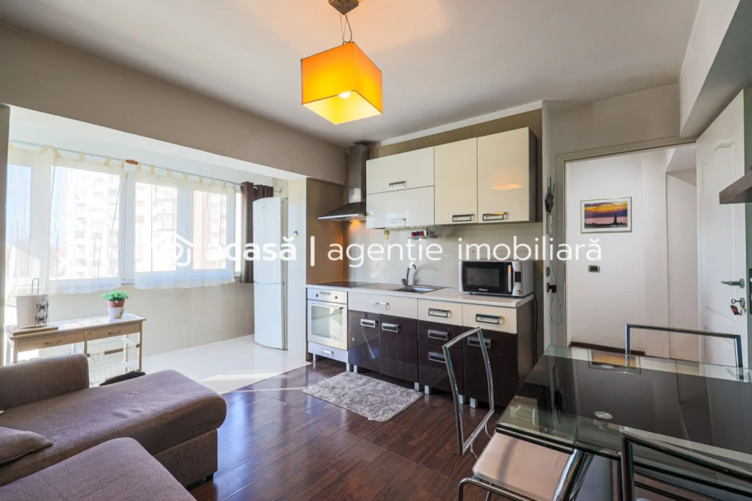 Apartament mobilat și utilat în Piața Spitalului - investitie sigura! - Vă oferim spre achiziție un apartament situat în zona centrală – Piața Spitalului, una dintre cele mai căutate locații din Arad pentru locuit sau investiție.

Apartamentul se află la etajul 3 al unui bloc cu lift, oferind confort, accesibilitate și o priveliște deschisă. 
Se vinde complet mobilat și utilat conform fotografiilor, fiind gata pentru mutare imediată.

Preț: 85.000 €
Comision 0% pentru cumpărător
Contact: Sebastian Nica – 0722 252 639
Consultant Imobiliar – Agenția ACASĂ Arad

Caracteristici principale:
Living cu bucătărie open space, 2 dormitoare și o baie
Aparat de aer condiționat pentru încălzire și răcire
Etaj 3 / bloc cu lift
Zonă centrală – Piața Spitalului
Acces rapid la mijloace de transport, magazine, farmacii, spitale, universități

Avantaje:
Poziție excelentă – central, dar liniștit
Ideal pentru locuință proprie sau închiriere pe termen lung / studenți
Randament ridicat la investiție
Zonă cu cerere constantă pentru închiriere
Un apartament cu potențial real de valoare și confort urban, într-o locație accesibilă

Pentru detalii și vizionare:
Sebastian Nica – 0722 252 639

Nu dispui de toată suma? Te ajutăm noi gratuit! Îți obținem oferte de la 16 bănci.

Ai o proprietate de vânzare în Arad și vrei să știi cât valorează cu adevărat?
Sună-mă pentru o evaluare gratuită, fără obligații.

Birou: ACASĂ | Agenție imobiliară Arad
Bulevardul Decebal 2, Arad 310133

Cod proprietate: CP2785461