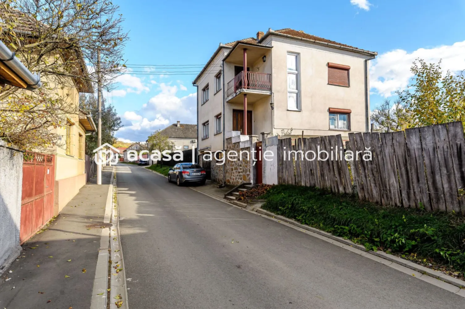 Casă din cărămidă cu 8 camere – zonă liniștită, LIPOVA - Descoperă o locuință solidă din cărămidă, complet mobilată și utilată, cu 2 bucătării, podele și mobilier din lemn masiv

 8 camere | 4 dormitoare | 2 etaje | 2 bucătării | garaj închis | balcon
 Mobilată și utilată complet
 Podele și mobilier din lemn masiv
 Apă, canalizare, curent trifazic
 Pregătită pentru centrală proprie
 Suprafață construită 253mp

 Ideală pentru familie sau pentru cei care caută confort, liniște și acces rapid către toate punctele de interes din Lipova.

Nu dispui de toată suma? Te ajutăm noi gratuit! Îți obținem oferte de la 16 bănci.

Ai o proprietate de vânzare în Arad și vrei să știi cât valorează cu adevărat?
Sună-mă pentru o evaluare gratuită, fără obligații.

 Lucian Marc – Consultant Imobiliar Acasa Arad
 0746 093 329
 Birou: ACASA | Agenție Imobiliară Arad
 Adresa: Bulevardul Decebal 2, Arad 310133

Sună acum pentru vizionare – mută-te imediat într-o casă gata de locuit!