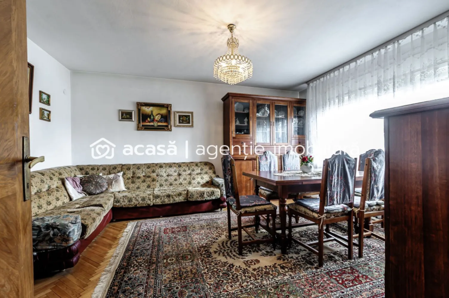 Casă din cărămidă cu 8 camere – zonă liniștită, LIPOVA - Descoperă o locuință solidă din cărămidă, complet mobilată și utilată, cu 2 bucătării, podele și mobilier din lemn masiv

 8 camere | 4 dormitoare | 2 etaje | 2 bucătării | garaj închis | balcon
 Mobilată și utilată complet
 Podele și mobilier din lemn masiv
 Apă, canalizare, curent trifazic
 Pregătită pentru centrală proprie
 Suprafață construită 253mp

 Ideală pentru familie sau pentru cei care caută confort, liniște și acces rapid către toate punctele de interes din Lipova.

Nu dispui de toată suma? Te ajutăm noi gratuit! Îți obținem oferte de la 16 bănci.

Ai o proprietate de vânzare în Arad și vrei să știi cât valorează cu adevărat?
Sună-mă pentru o evaluare gratuită, fără obligații.

 Lucian Marc – Consultant Imobiliar Acasa Arad
 0746 093 329
 Birou: ACASA | Agenție Imobiliară Arad
 Adresa: Bulevardul Decebal 2, Arad 310133

Sună acum pentru vizionare – mută-te imediat într-o casă gata de locuit!