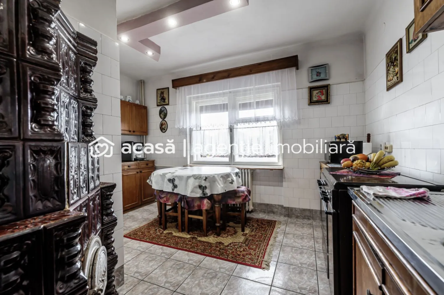 Casă din cărămidă cu 8 camere – zonă liniștită, LIPOVA - Descoperă o locuință solidă din cărămidă, complet mobilată și utilată, cu 2 bucătării, podele și mobilier din lemn masiv

 8 camere | 4 dormitoare | 2 etaje | 2 bucătării | garaj închis | balcon
 Mobilată și utilată complet
 Podele și mobilier din lemn masiv
 Apă, canalizare, curent trifazic
 Pregătită pentru centrală proprie
 Suprafață construită 253mp

 Ideală pentru familie sau pentru cei care caută confort, liniște și acces rapid către toate punctele de interes din Lipova.

Nu dispui de toată suma? Te ajutăm noi gratuit! Îți obținem oferte de la 16 bănci.

Ai o proprietate de vânzare în Arad și vrei să știi cât valorează cu adevărat?
Sună-mă pentru o evaluare gratuită, fără obligații.

 Lucian Marc – Consultant Imobiliar Acasa Arad
 0746 093 329
 Birou: ACASA | Agenție Imobiliară Arad
 Adresa: Bulevardul Decebal 2, Arad 310133

Sună acum pentru vizionare – mută-te imediat într-o casă gata de locuit!