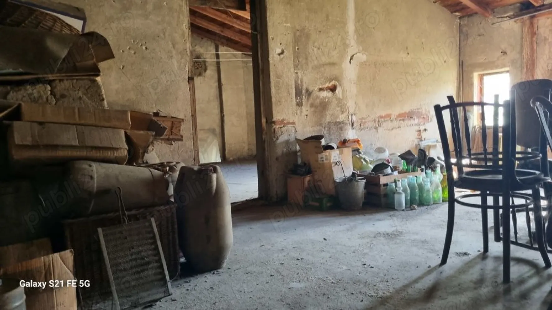 Ag BRASADAS vinde casă cu 2 apart. Calea Călărașilor Coposu. - Agenția BRASADAS vinde urgent casa cu 2 apartamente(3 si 2 cam.), situata ultracentral, Coposu-Mantuleasa.

Suprafata parter -105 mp si 2 camere mari la etaj.

Garaj si magazie in curte,cca.30 mp,curte-semiamenajata,mare.

Casa are toate utilitatile,si necesita renovare,prețul chirie 1000 euro pe luna.

In curte se mai afla o familie,supercivilizata