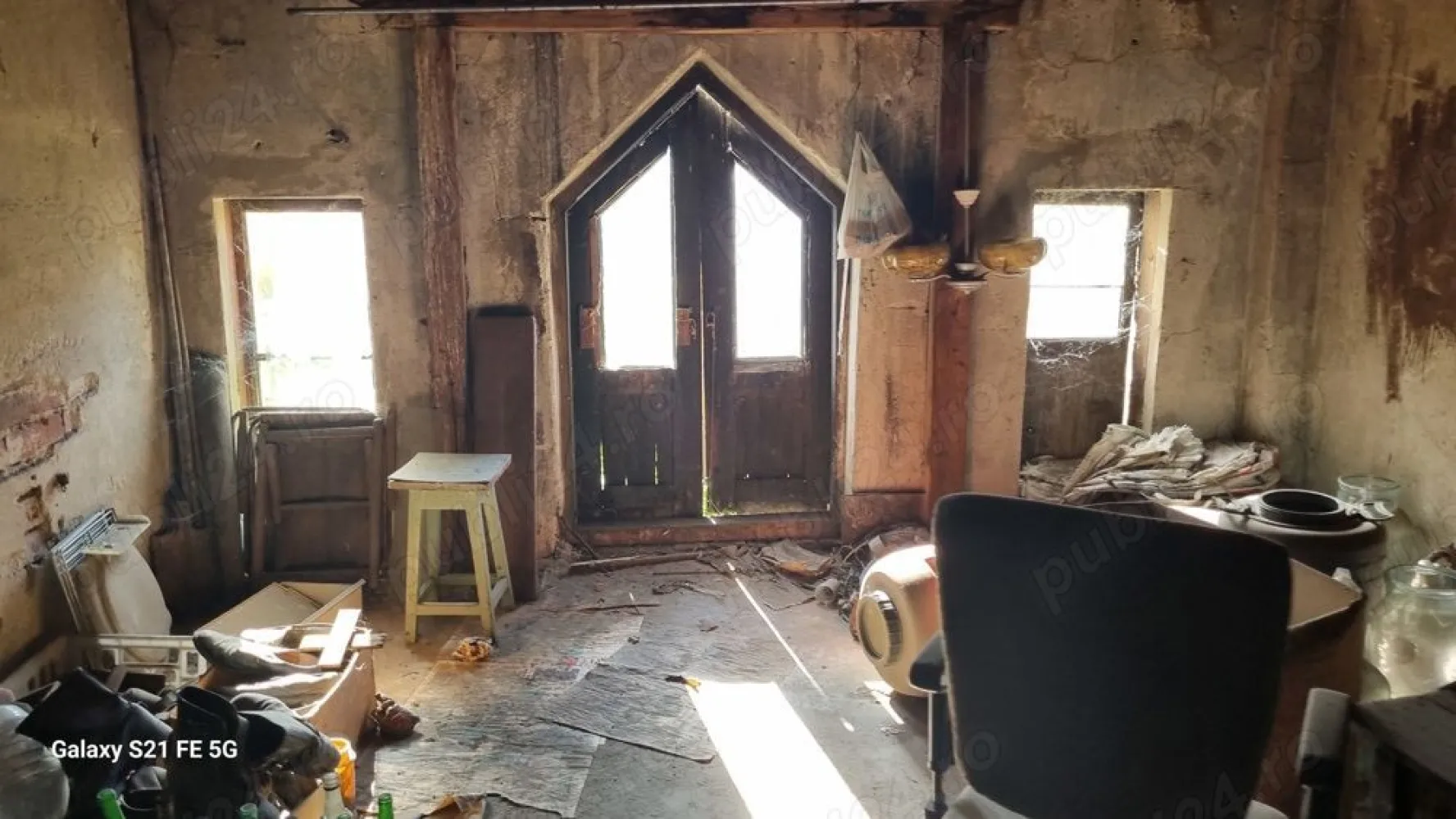 Ag BRASADAS vinde casă cu 2 apart. Calea Călărașilor Coposu. - Agenția BRASADAS vinde urgent casa cu 2 apartamente(3 si 2 cam.), situata ultracentral, Coposu-Mantuleasa.

Suprafata parter -105 mp si 2 camere mari la etaj.

Garaj si magazie in curte,cca.30 mp,curte-semiamenajata,mare.

Casa are toate utilitatile,si necesita renovare,prețul chirie 1000 euro pe luna.

In curte se mai afla o familie,supercivilizata