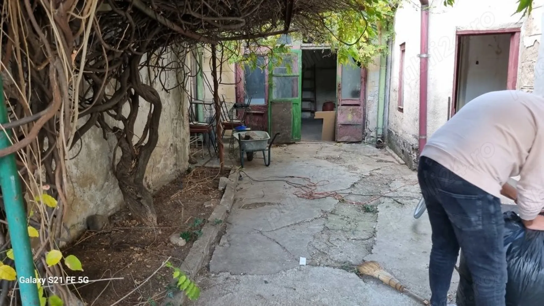 Ag BRASADAS vinde casă cu 2 apart. Calea Călărașilor Coposu. - Agenția BRASADAS vinde urgent casa cu 2 apartamente(3 si 2 cam.), situata ultracentral, Coposu-Mantuleasa.

Suprafata parter -105 mp si 2 camere mari la etaj.

Garaj si magazie in curte,cca.30 mp,curte-semiamenajata,mare.

Casa are toate utilitatile,si necesita renovare,prețul chirie 1000 euro pe luna.

In curte se mai afla o familie,supercivilizata