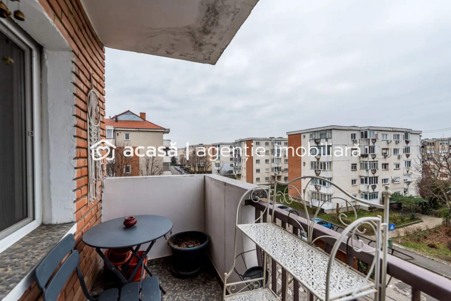 Apartament 3 camere,3 balcoane, lângă Malul Mureșului - Vă prezentăm un apartament bine poziționat, cu 3 camere decomandate, situat la etajul 3/4, într-un imobil amplasat într-o zonă rezidențială stabilă - Cartier Alfa, Arad
Preț de listare: 82.500 € | COMISION 0%
Contact: Sebastian Nica 0722252639

Avantaje principale:
- Trei balcoane: două închise, unul deschis
- Luminozitate naturală excelentă
- Compartimentare eficientă, ideală pentru familie
- Proximitate față de malul Mureșului și Lunca Mureșului
- Acces facil la mijloace de transport și facilități urbane

Proprietatea este potrivită atât pentru locuire, cât și pentru investiție.

Preț de listare: 82.500 €
📞 Sebastian Nica – 0722252639

Nu dispui de toată suma? Te ajutăm noi gratuit! Îți obținem oferte de la 16 bănci.

Ai o proprietate de vânzare în Arad și vrei să știi cât valorează cu adevărat?
Sună-mă pentru o evaluare gratuită, fără obligații.

Birou: ACASĂ | Agenție imobiliară Arad
Bulevardul Decebal 2, Arad 310133